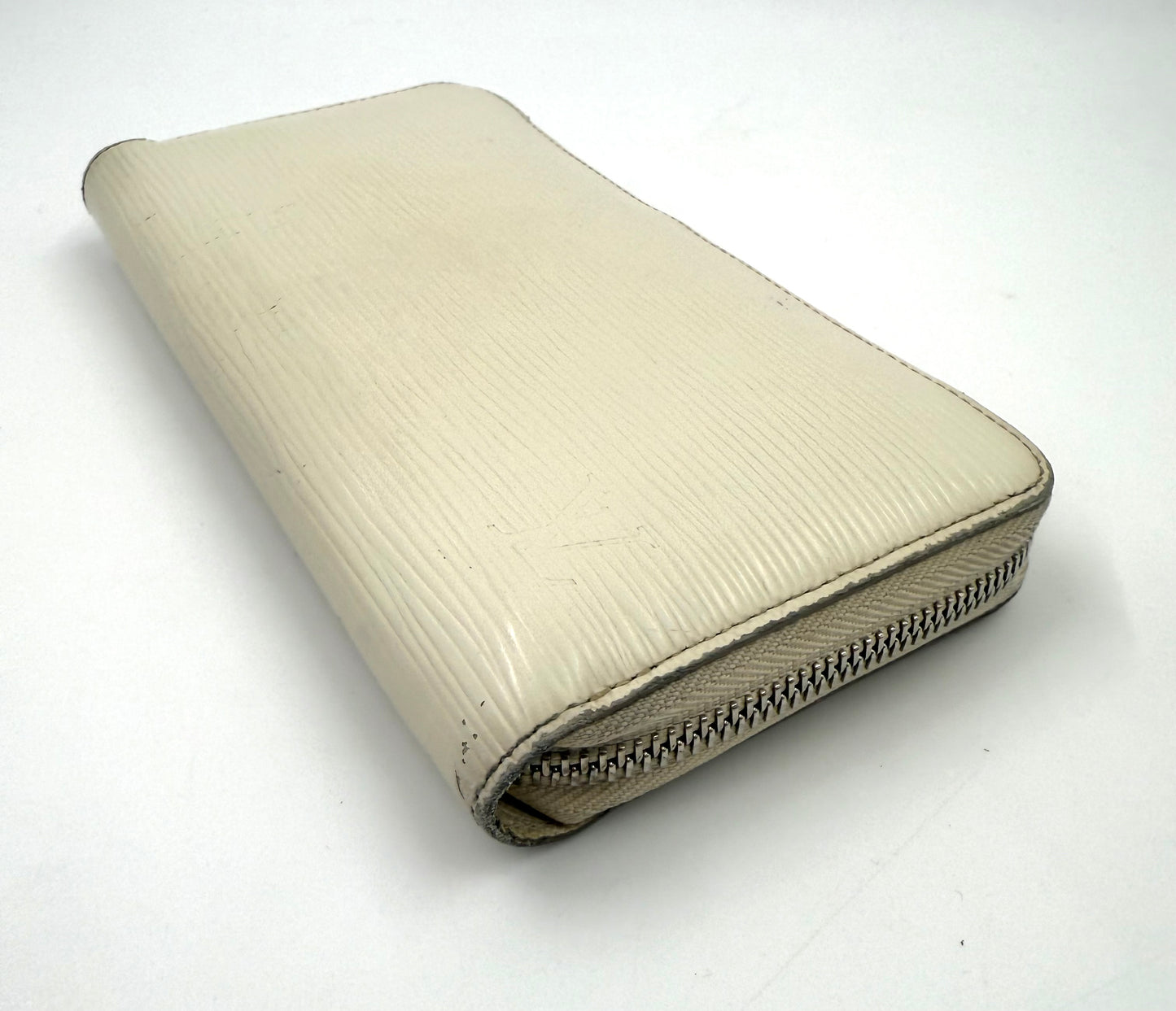 LOUIS VUITTON Zippy Epi ivory Geldbörse aus Epileder mit Gebrauchsspuren und glänzenden Metallbeschlägen, Baujahr 2012.