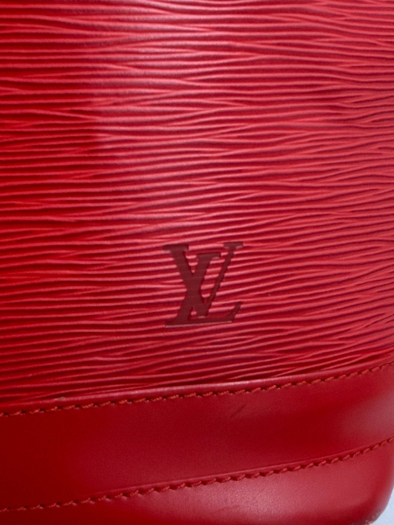 LOUIS VUITTON Sac Noe grande Epi rouge - Clutch & Macarons - AR0995 - Clutch & Macarons -