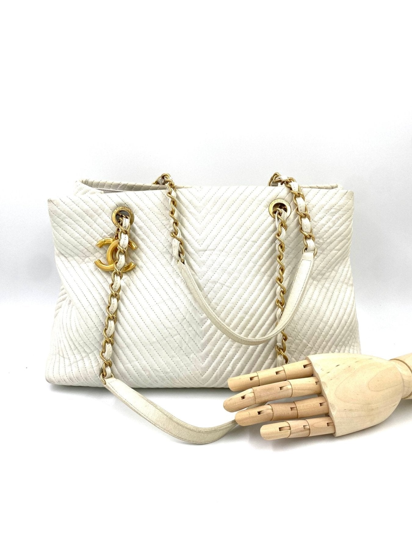 CHANEL Shopper Caviarleder in weiss mit Chevron-Steppung, goldfarbenen Kettengriffen und CC-Logo