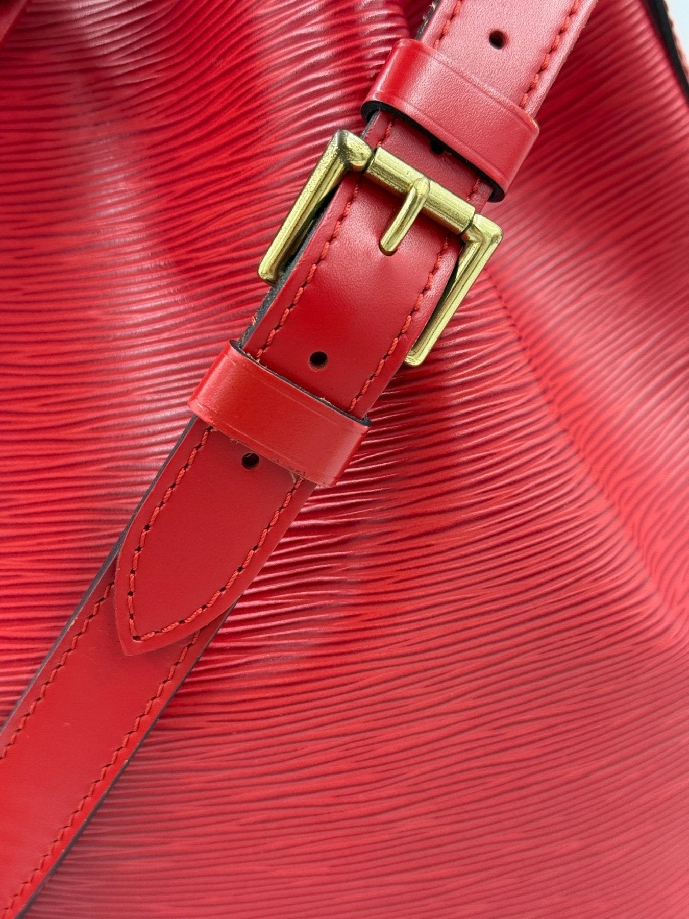 LOUIS VUITTON Sac Noe grande Epi rouge - Clutch & Macarons - AR0995 - Clutch & Macarons -