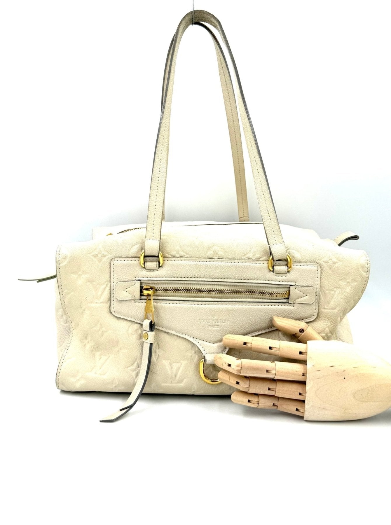Louis Vuitton Inspiree Monogram Empreinte Handtasche in Creme mit gepraegtem Leder und langen Henkeln, Reissverschluss