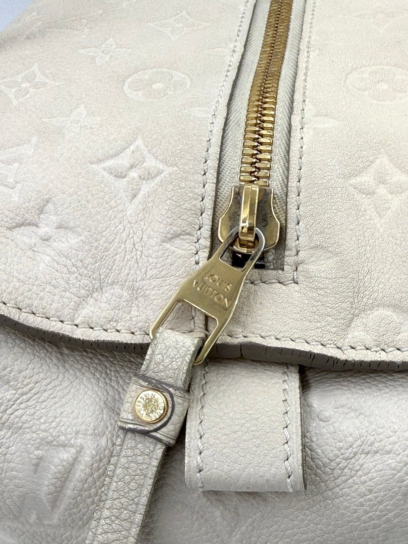 Louis Vuitton Inspiree Monogram Empreinte Handtasche in Creme mit goldenem Reissverschluss und gepraegtem Monogram-Muster