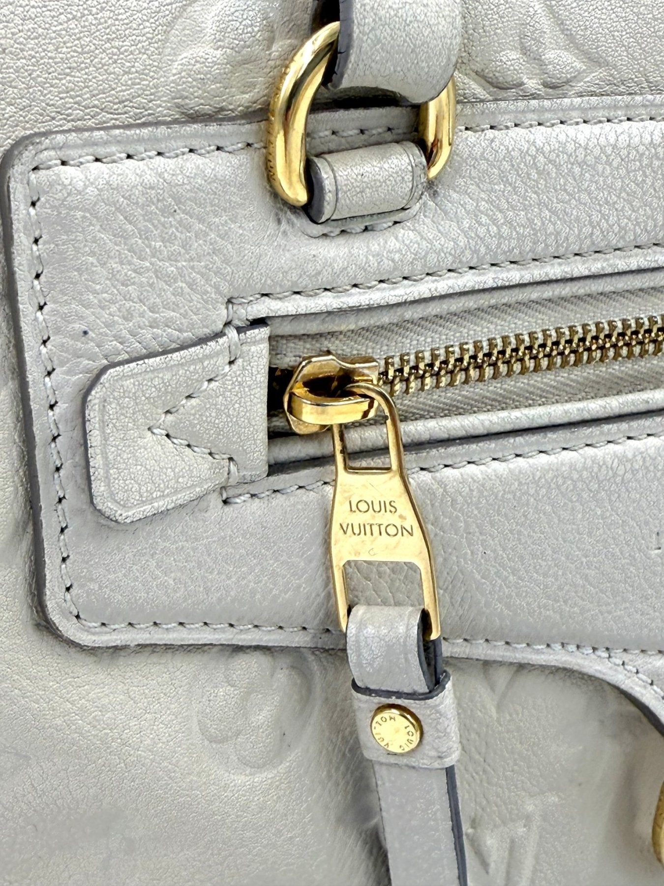 Louis Vuitton Inspiree Monogram Empreinte Handtasche in Creme mit gepraegtem Leder und goldenen Beschlaegen