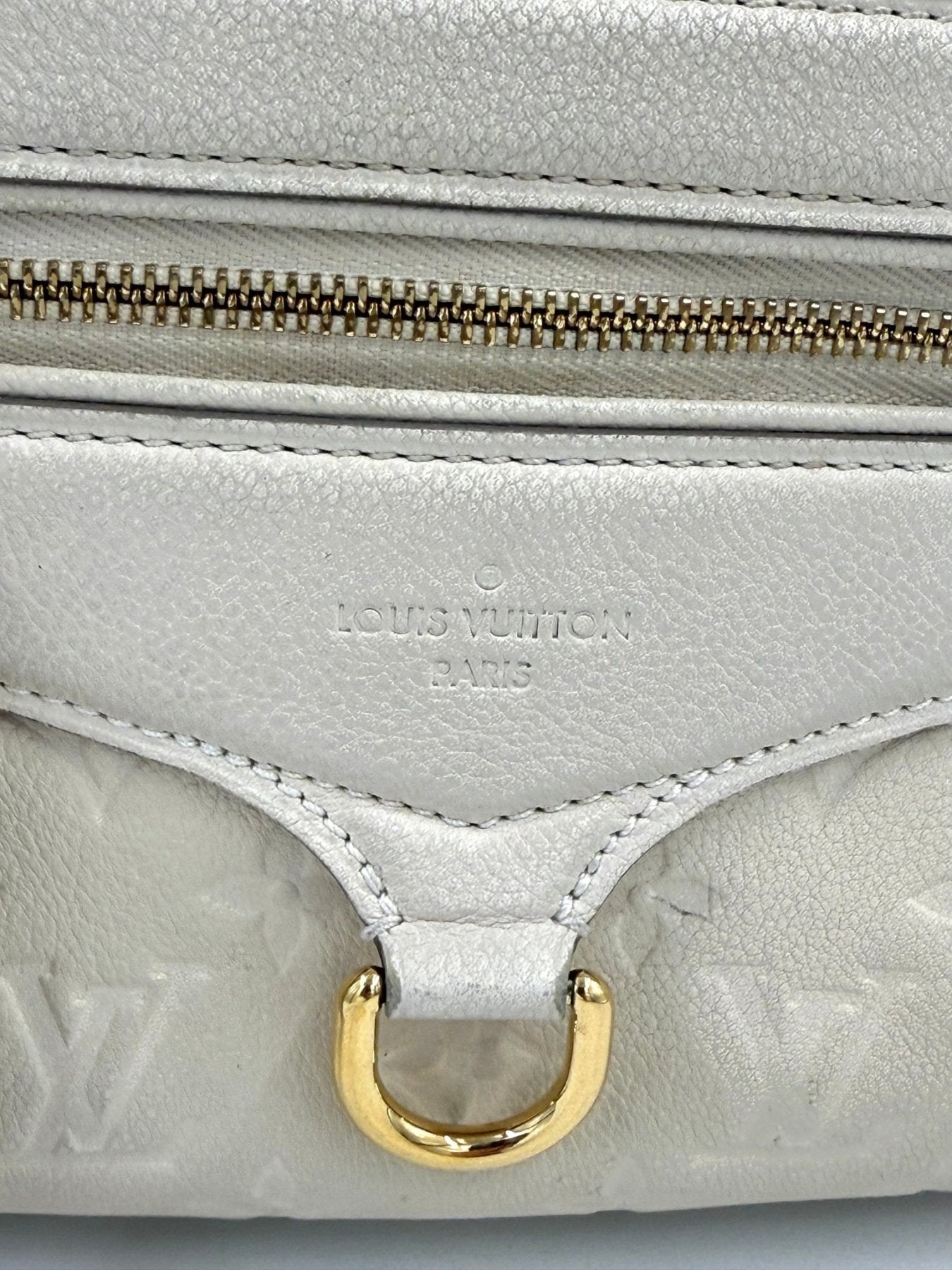 Louis Vuitton Inspiree Monogram Empreinte Handtasche in Creme mit gepraegtem Leder und goldfarbenen Beschlaegen