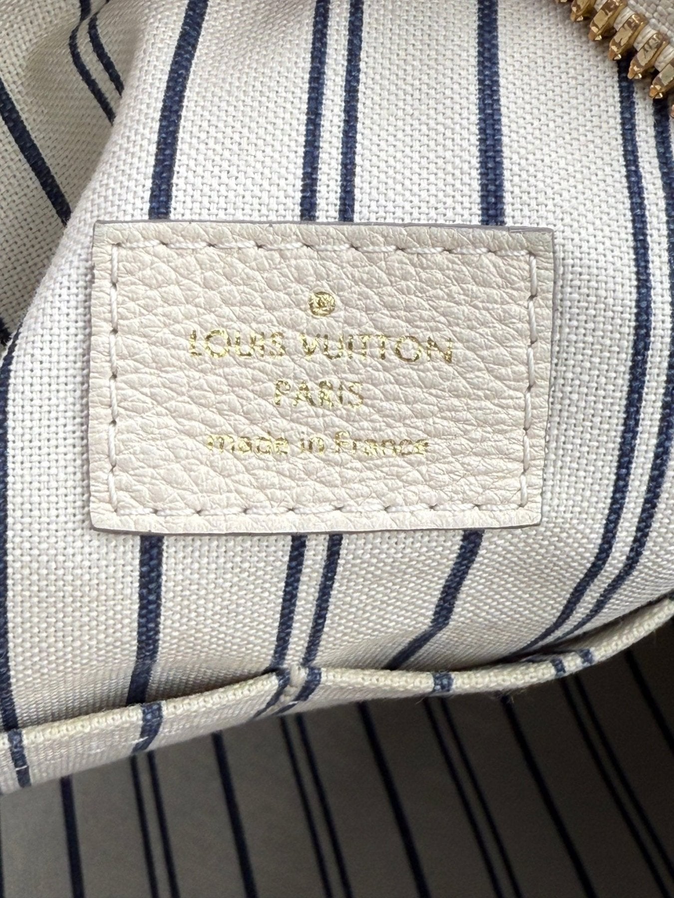 Louis Vuitton Inspiree Monogram Empreinte Handtasche in Creme mit geprägtem Leder-Label und gestreiftem Innenfutter