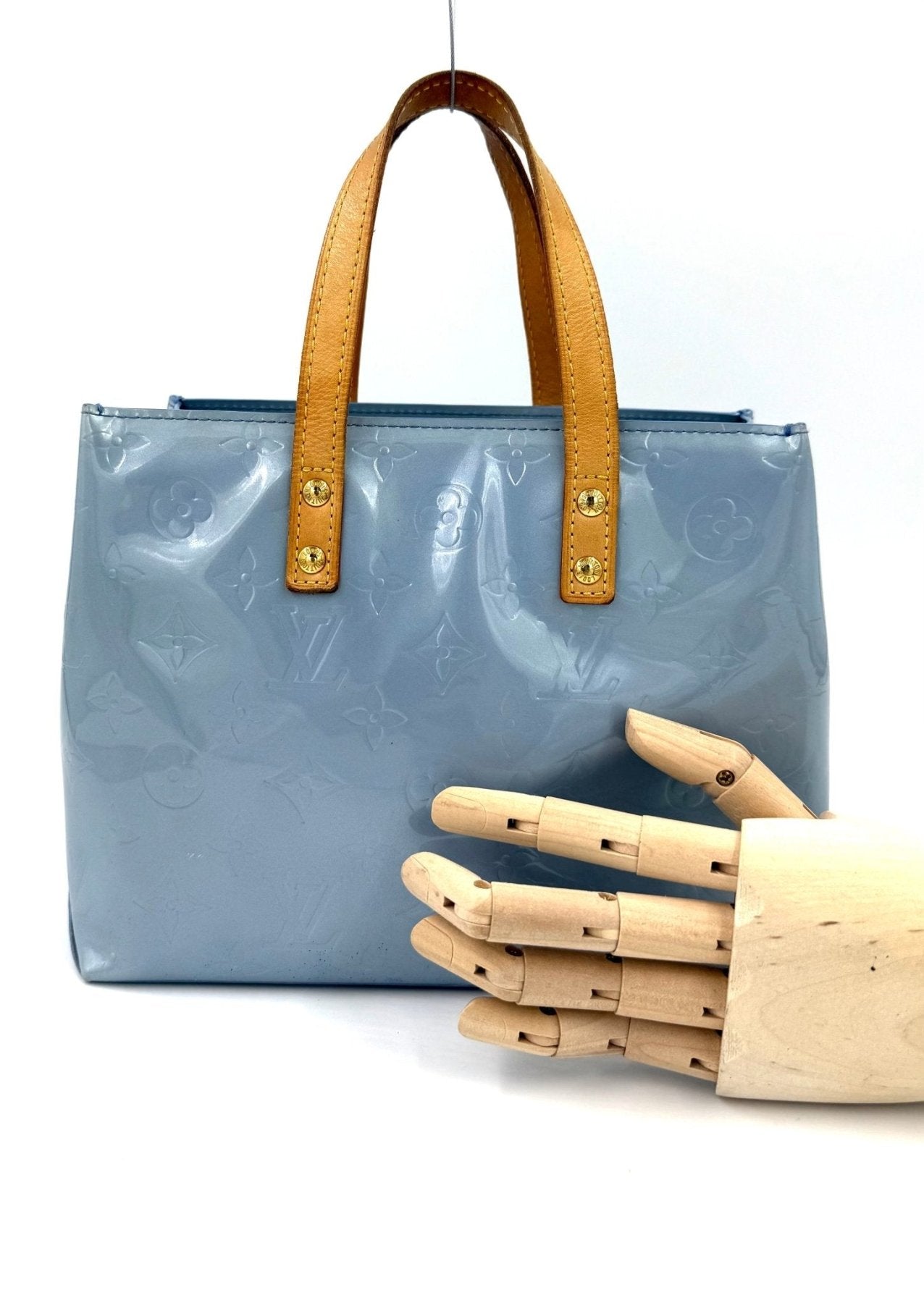 Louis Vuitton Reade PM Handtasche in babyblauem Monogram Vernis Lackleder mit beigen Ledergriffen, Seitenansicht