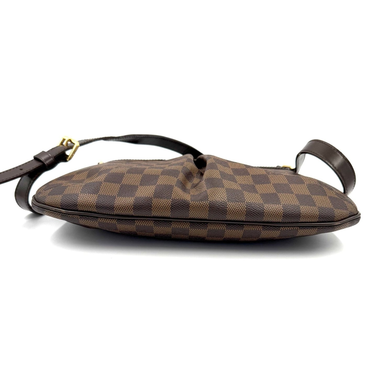 Louis Vuitton Bloomsbury Tasche in Damier Ebene Canvas, seitliche Ansicht zeigt charakteristisches Schachbrettmuster und verstellbaren Schulterriemen
