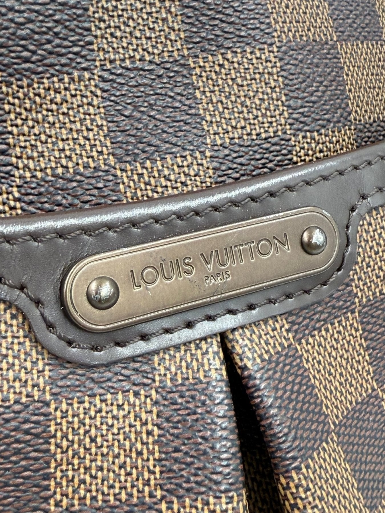 Louis Vuitton Bloomsbury Tasche im Damier Ebene Muster mit Metallschild, charakteristischem Schachbrettmuster und Lederdetails