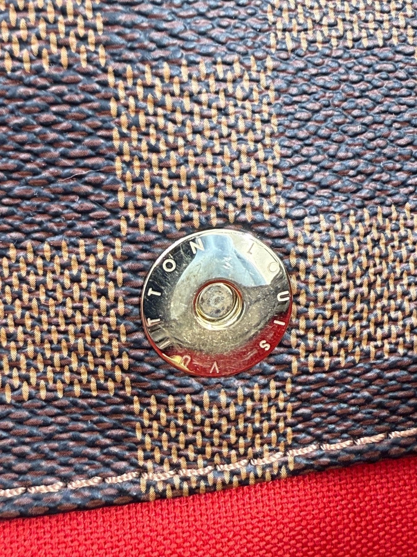 Louis Vuitton Bloomsbury Damier Ebene Tasche mit charakteristischem Schachbrettmuster und glänzendem Metallverschluss