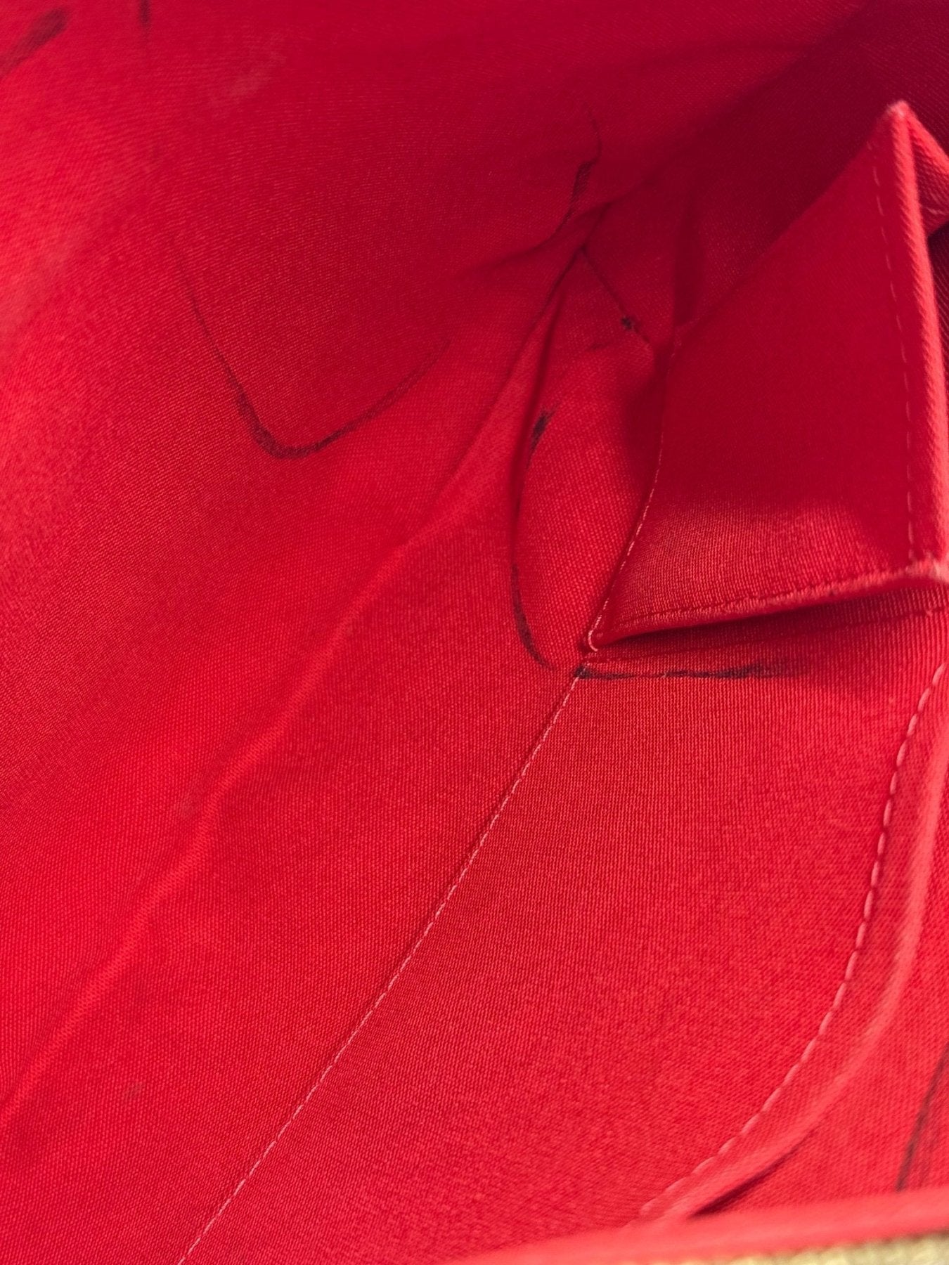 Louis Vuitton Bloomsbury Damier Ebene Tasche Innenfutter in leuchtendem Rot mit feiner Nahtverarbeitung