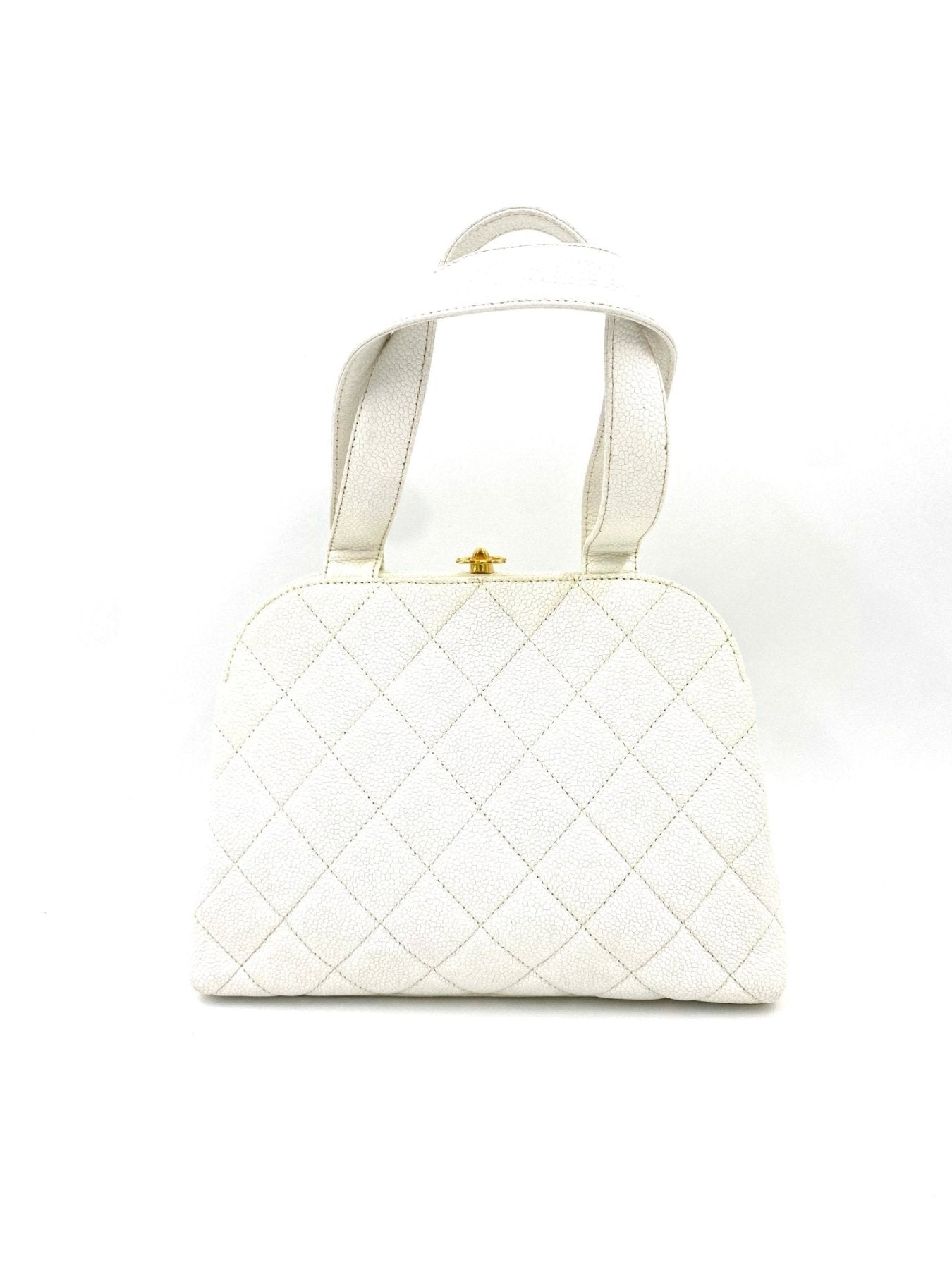 CHANEL Vintage Quilted Calfskin weisse Handtasche mit gestepptem Muster und goldener Verschluss auf weissem Hintergrund