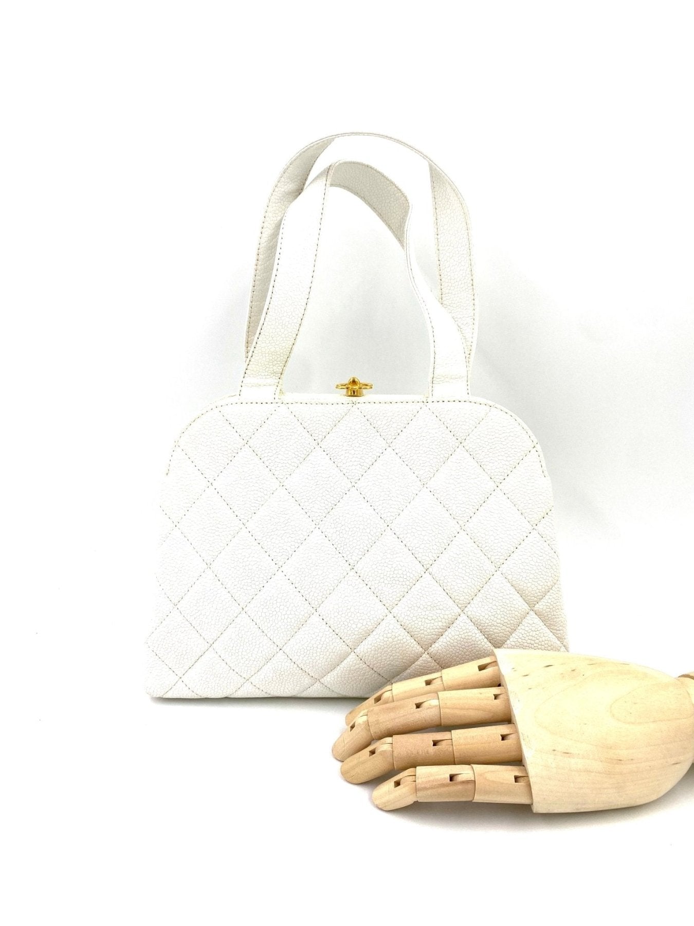 CHANEL Vintage Quilted Calfskin Handtasche in weiss mit gestepptem Muster und goldenen Beschlagen, eleganter Klassiker