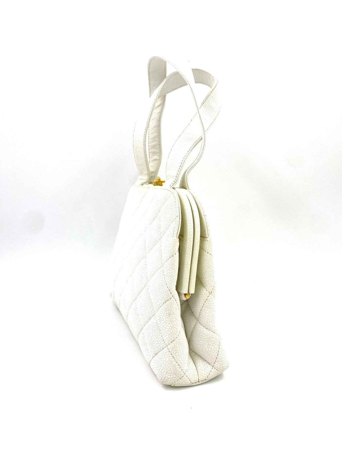 CHANEL Vintage Quilted Calfskin Handtasche in weiss mit Rautenmuster und goldfarbenen Beschlaegen, Seitenansicht