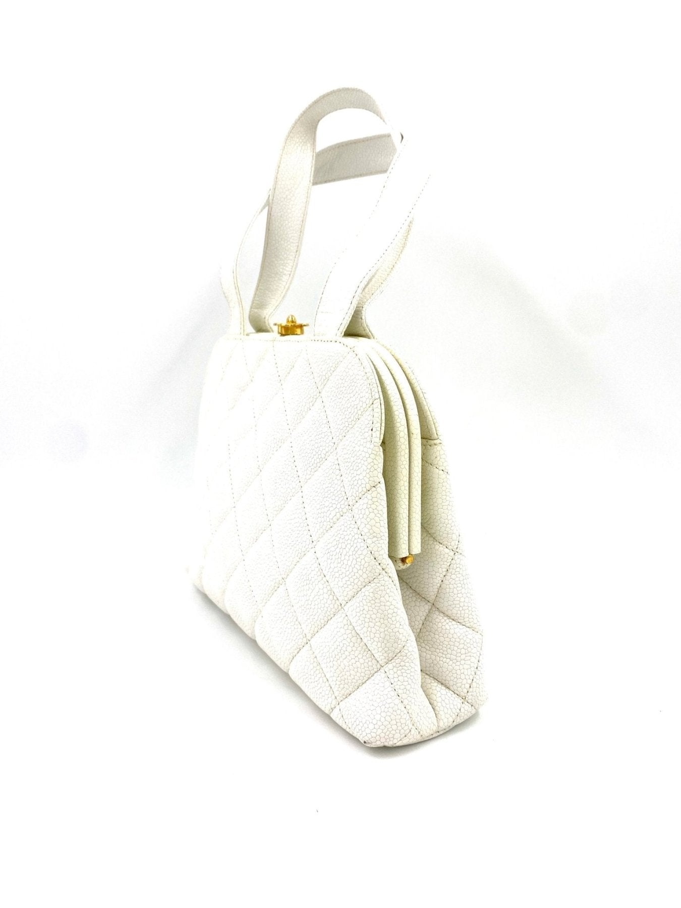 CHANEL Vintage Handtasche in weiss mit gestepptem Kalbsleder, goldfarbenen Beschlagen und klassischem Trageriemen