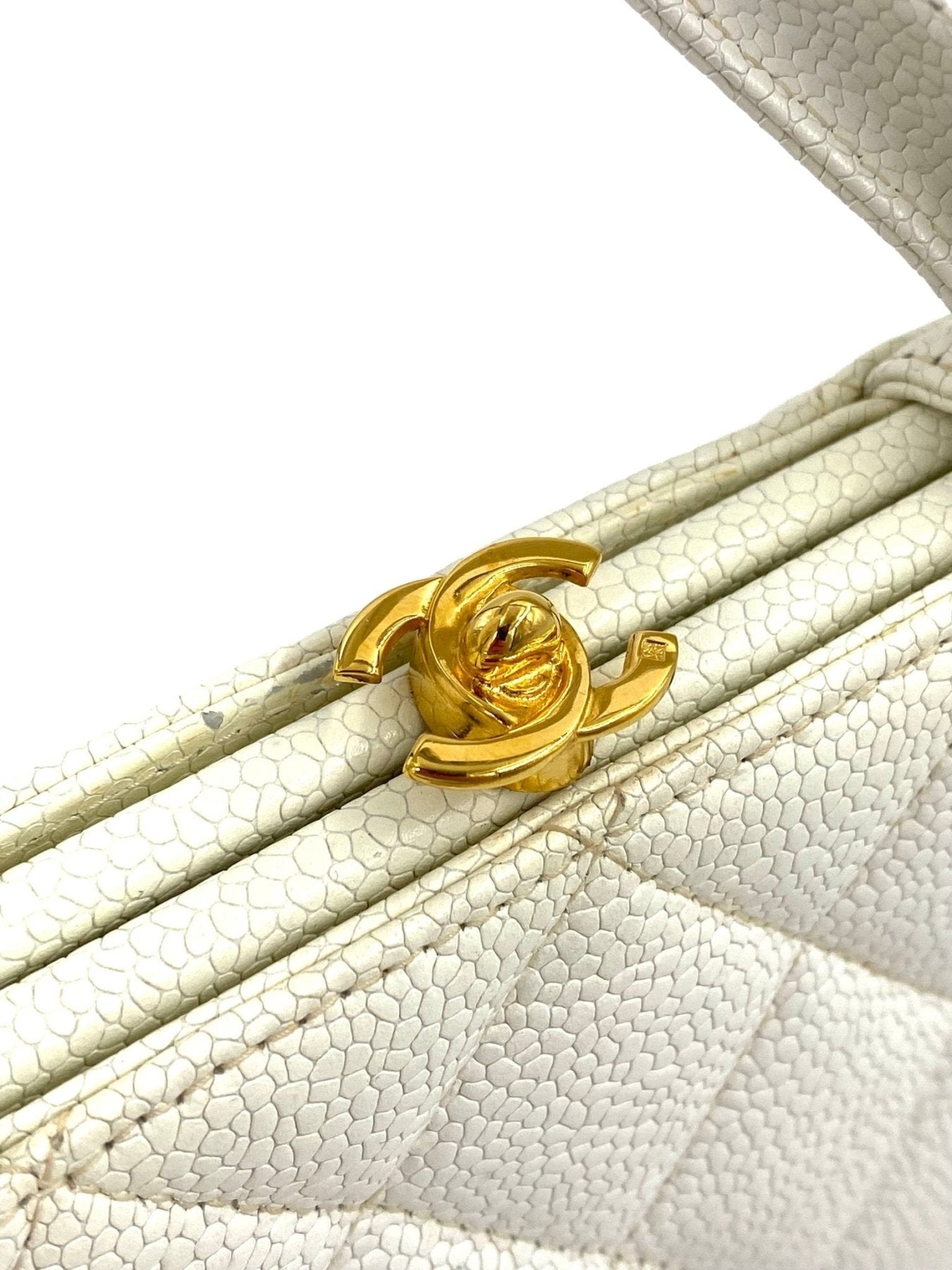 CHANEL Vintage Tasche in weiss mit gestepptem Kalbsleder und goldenem CC-Drehverschluss, Detailaufnahme