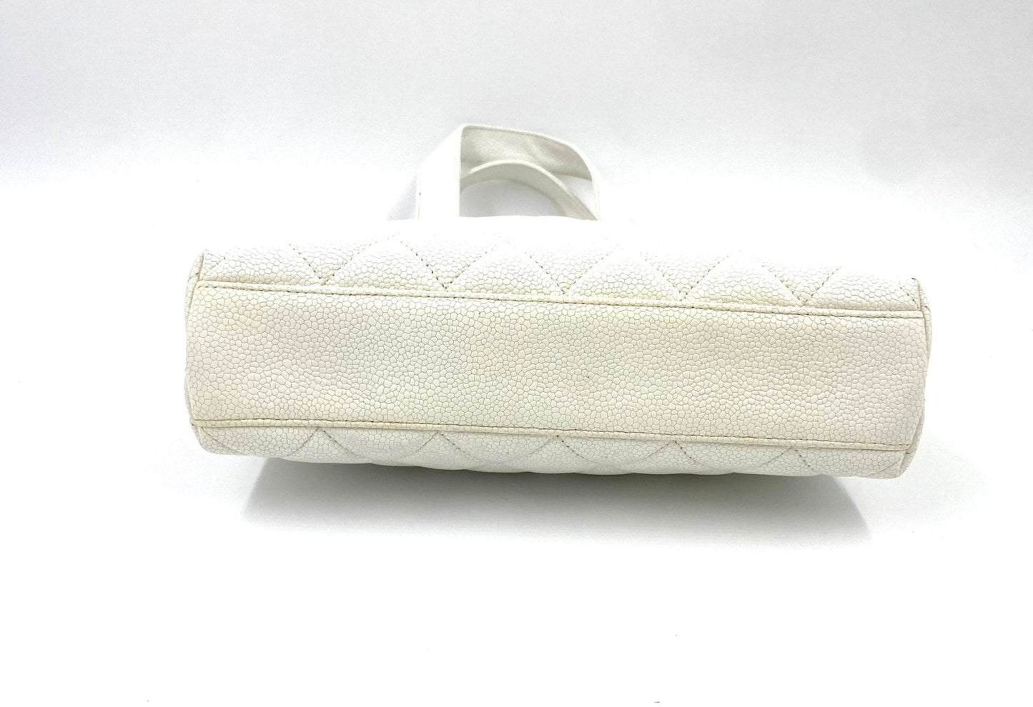 CHANEL Vintage Quilted Calfskin Tasche in weiss, seitliche Ansicht zeigt klassisches Rautenmuster und Ledertextur