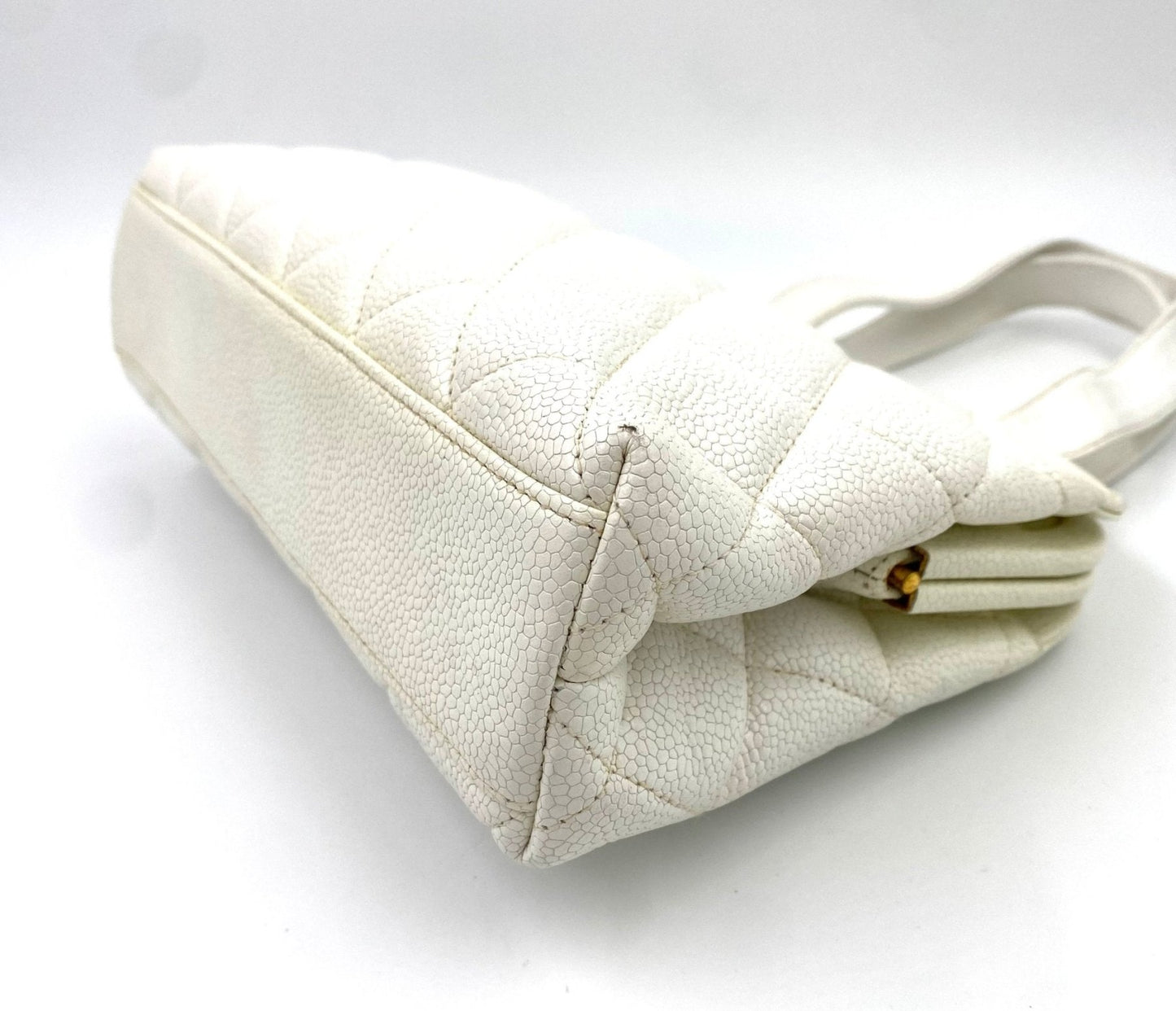 CHANEL Vintage Quilted Kalbsleder Handtasche in Weiss mit gestepptem Muster und goldenen Beschlagen