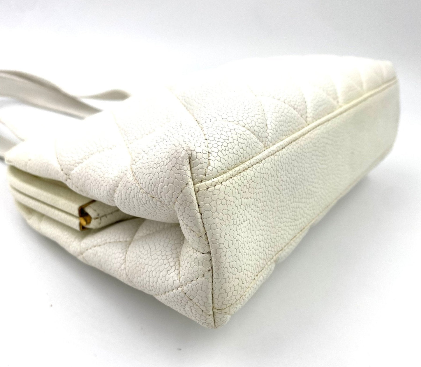 CHANEL Vintage Handtasche aus weissem Kalbsleder mit charakteristischer Rautensteppung und goldenen Beschlagen