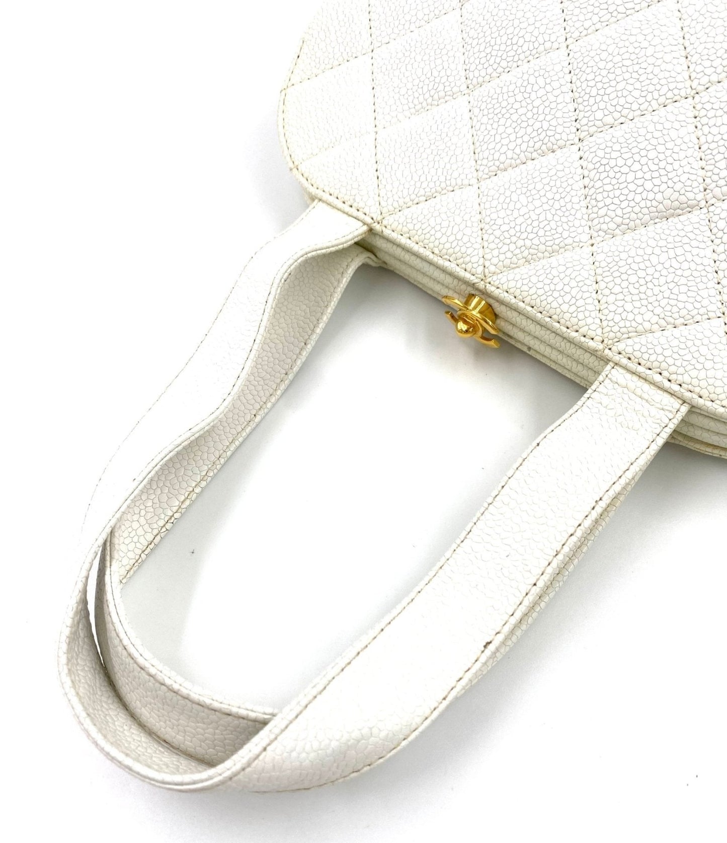 CHANEL Vintage Handtasche in weissem Kalbsleder mit klassischer Rautensteppung und goldenen Beschlagen
