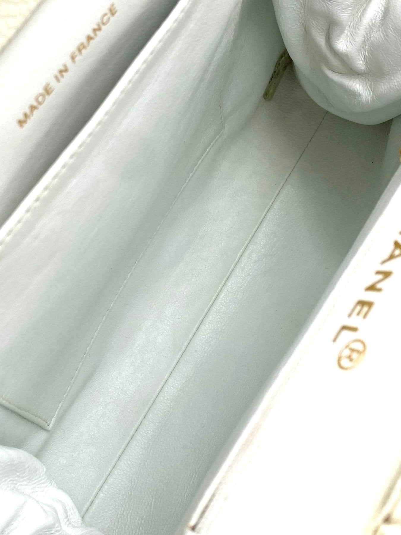 Innenfutter der CHANEL Vintage Quilted Calfskin Tasche in weiss mit Made in France Pragung und Lederfutter