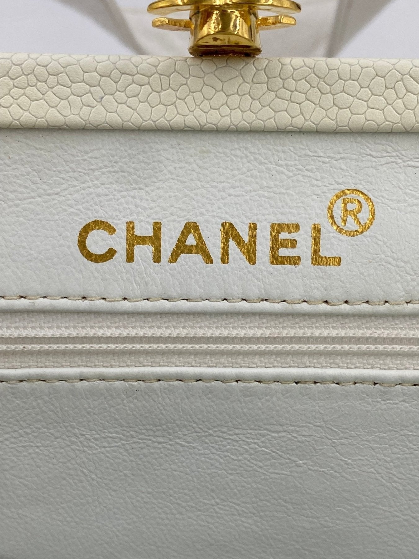 CHANEL Vintage Quilted Calfskin Tasche in weiss mit goldenem Logo und Verschluss, Detailaufnahme der Markenprägung