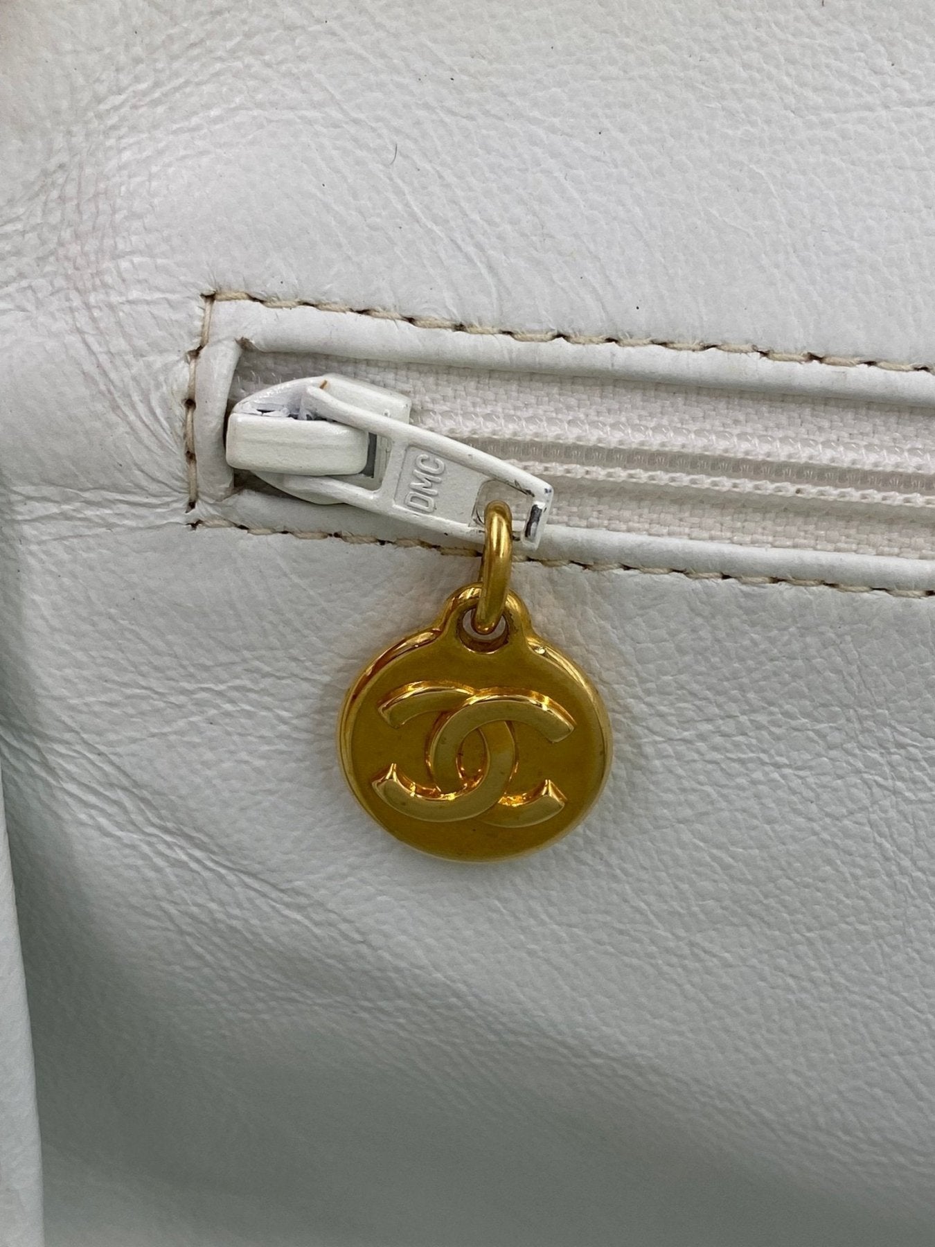 CHANEL Vintage Quilted Calfskin Tasche in weiss mit goldenem CC-Anhaenger und Reissverschlussdetail