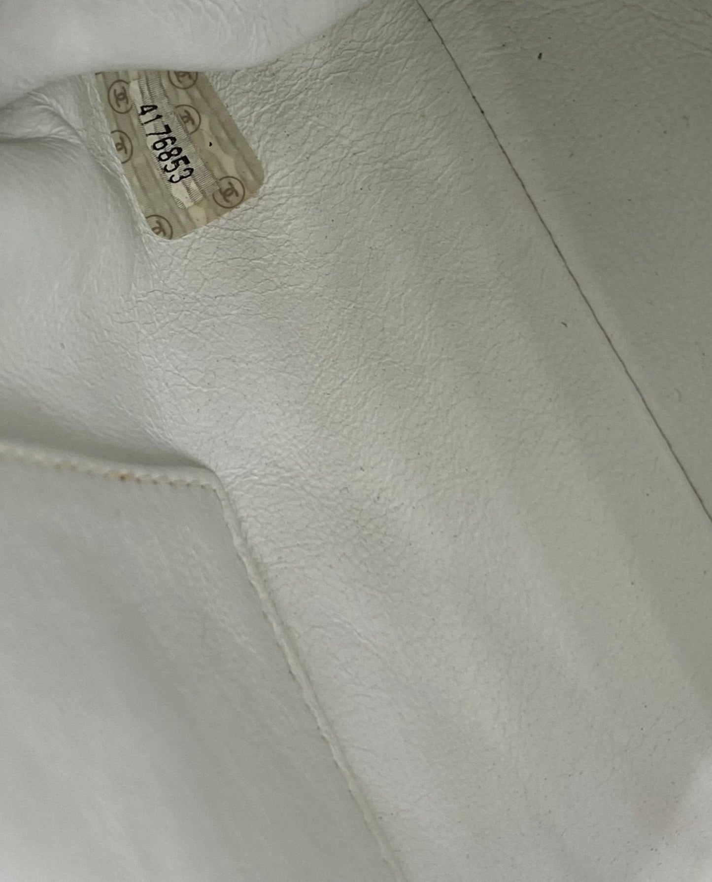 Weißes CHANEL Vintage Kalbsleder-Innenfutter mit Seriennummer, Detailaufnahme der gesteppten Struktur