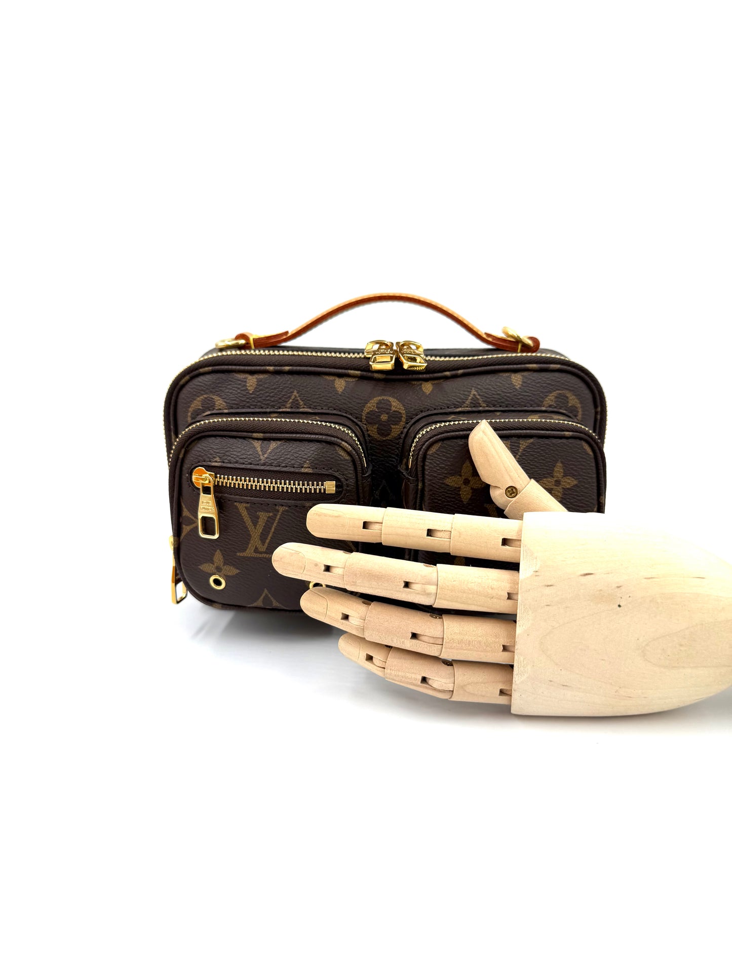 LOUIS VUITTON Utility Monogram Canvas Crossbodytasche aus robustem Segeltuch mit goldfarbenen Details und verstellbarem Riemen.