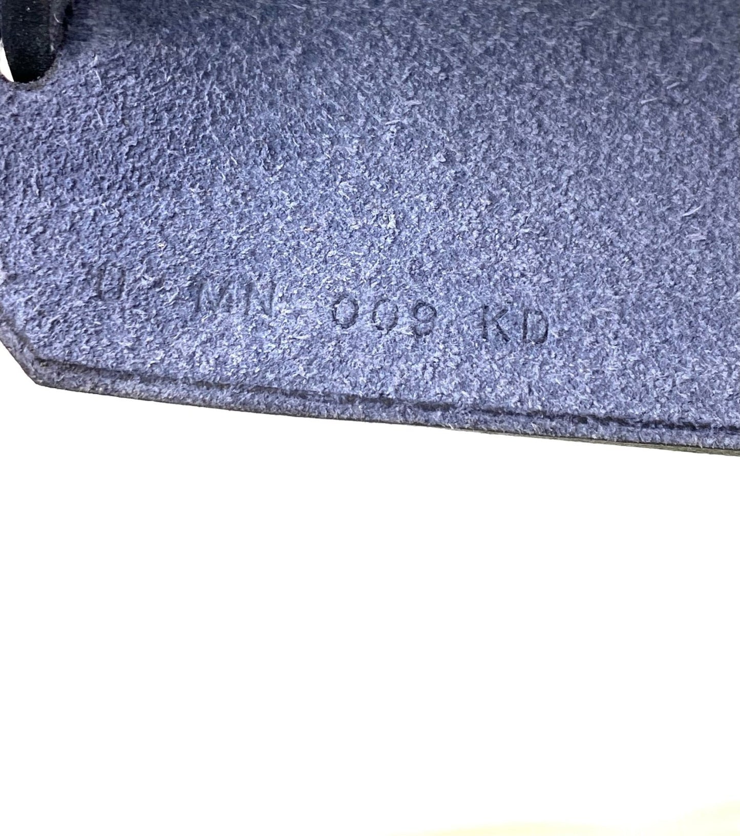 Hermes Herbag 31 Circuit Markierungsnummer auf grauem Lederdetail, Nahaufnahme der Seriennummer