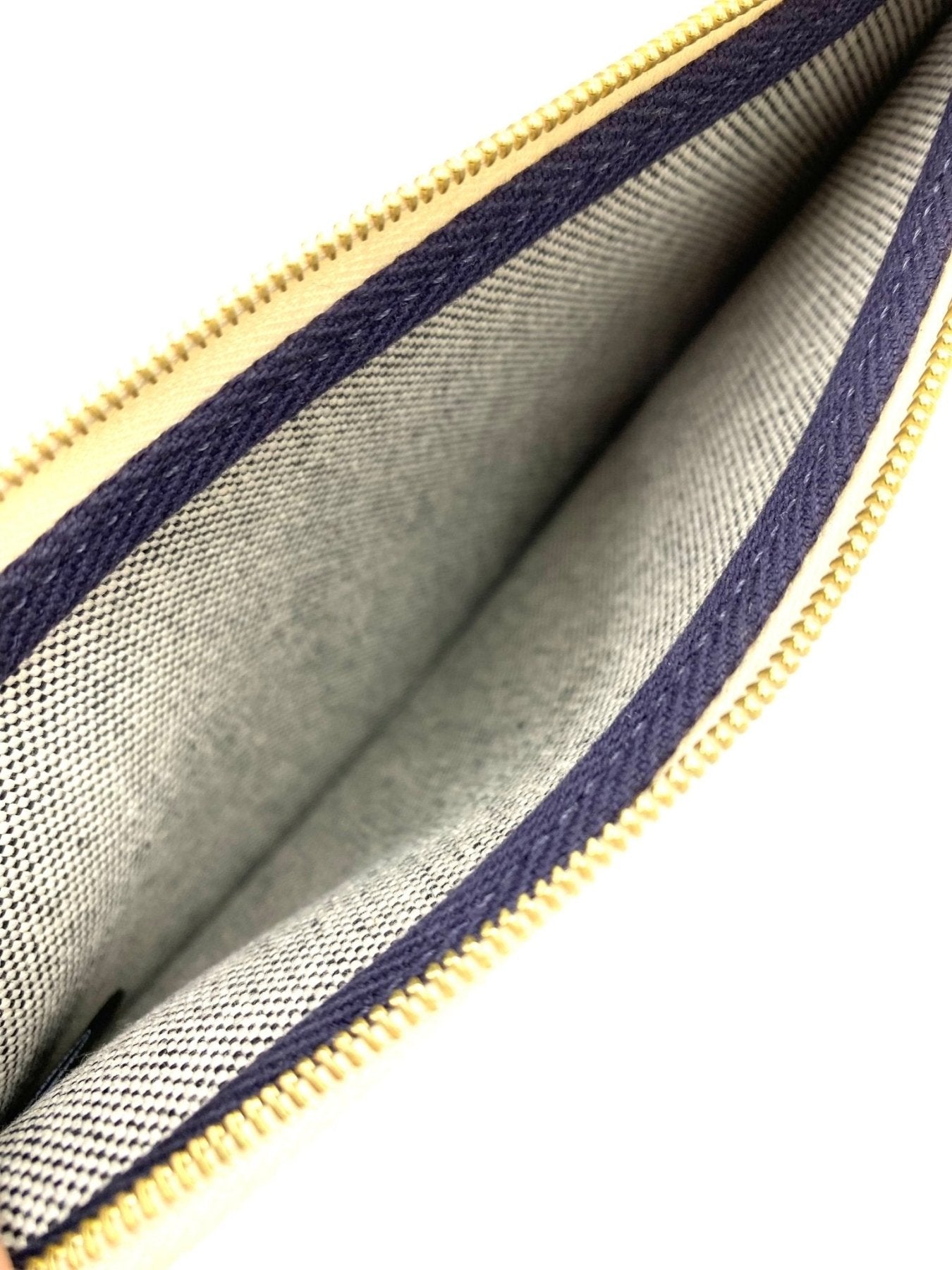 Hermes Herbag 31 Circuit Innenansicht mit grauem Textil-Futter und marineblauer Lederverarbeitung, goldener Reissverschluss