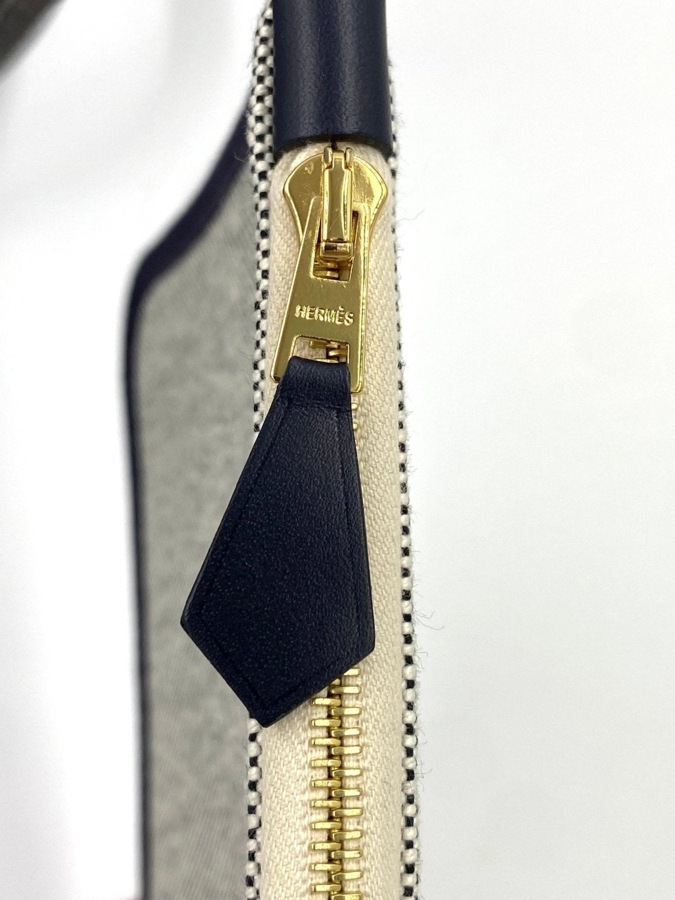 HERMES Herbag 31 Circuit Handtasche mit goldfarbenem Reissverschluss und Lederdetail in Marine und Canvas