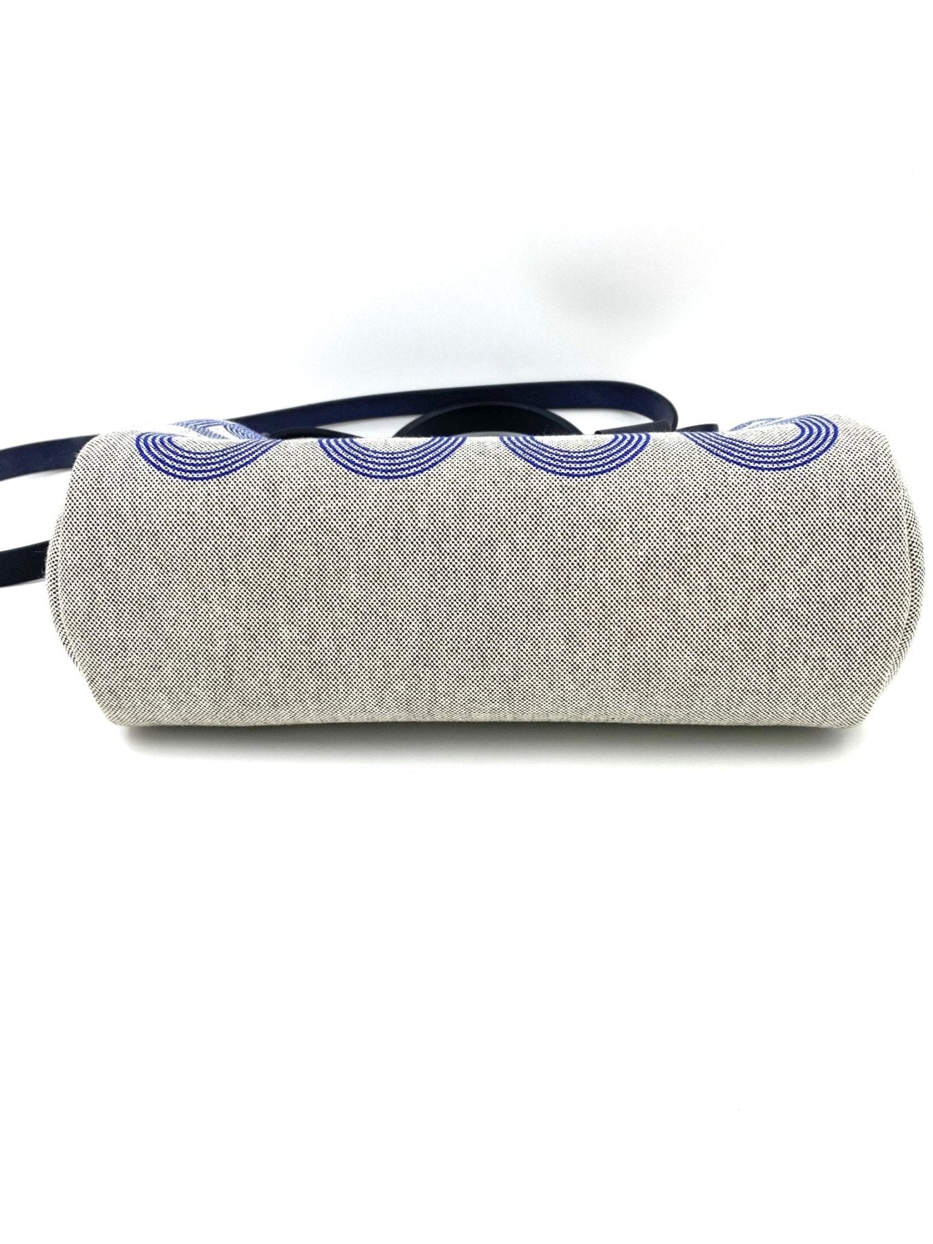 HERMES Herbag 31 Circuit in grauem Canvas mit blauen Kreismustern und dunkelblauen Lederriemen, Seitenansicht