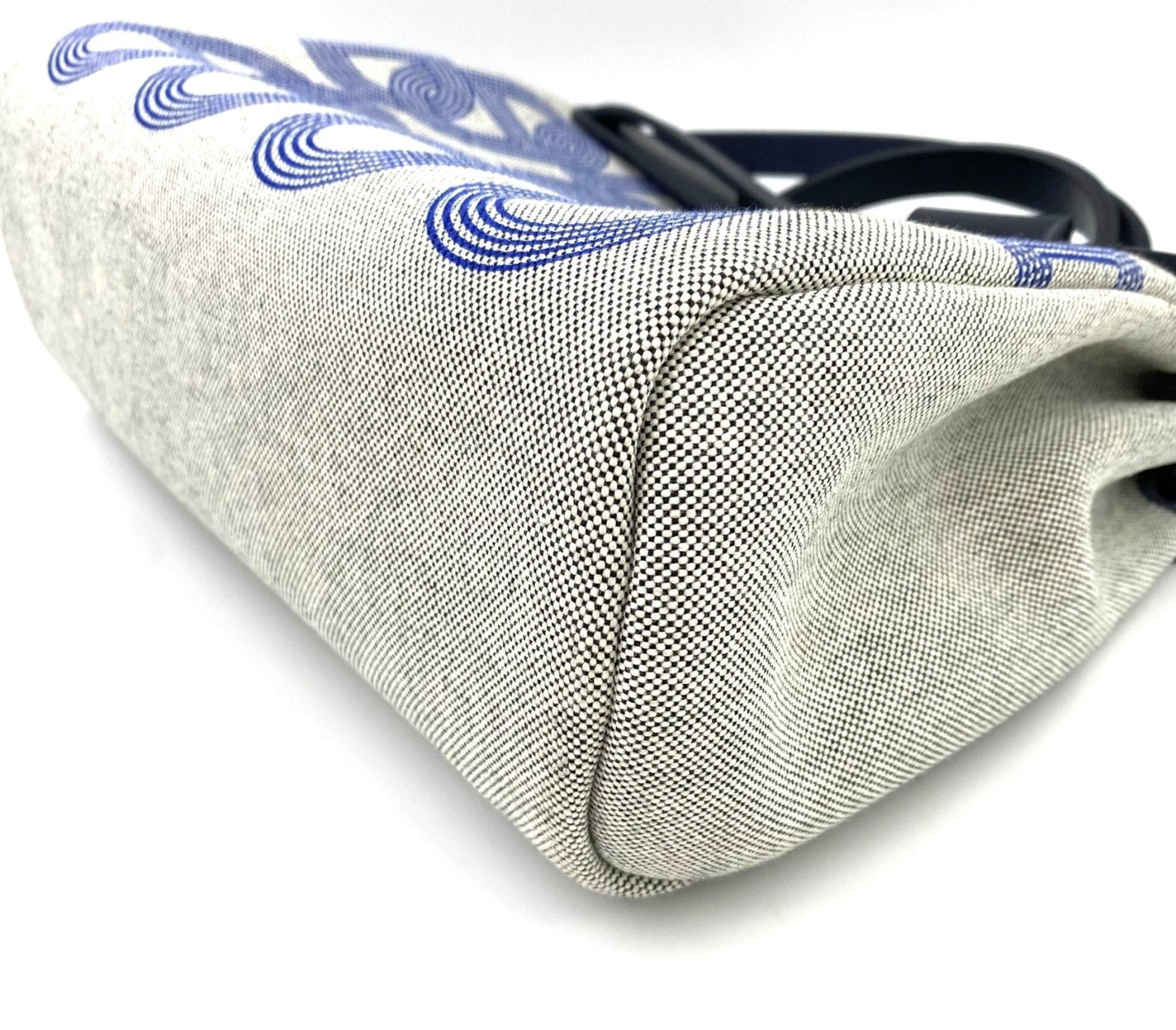 HERMÈS Herbag 31 Circuit in beigem Canvas mit blauen Mustern, seitliche Nahdetailansicht der Tasche