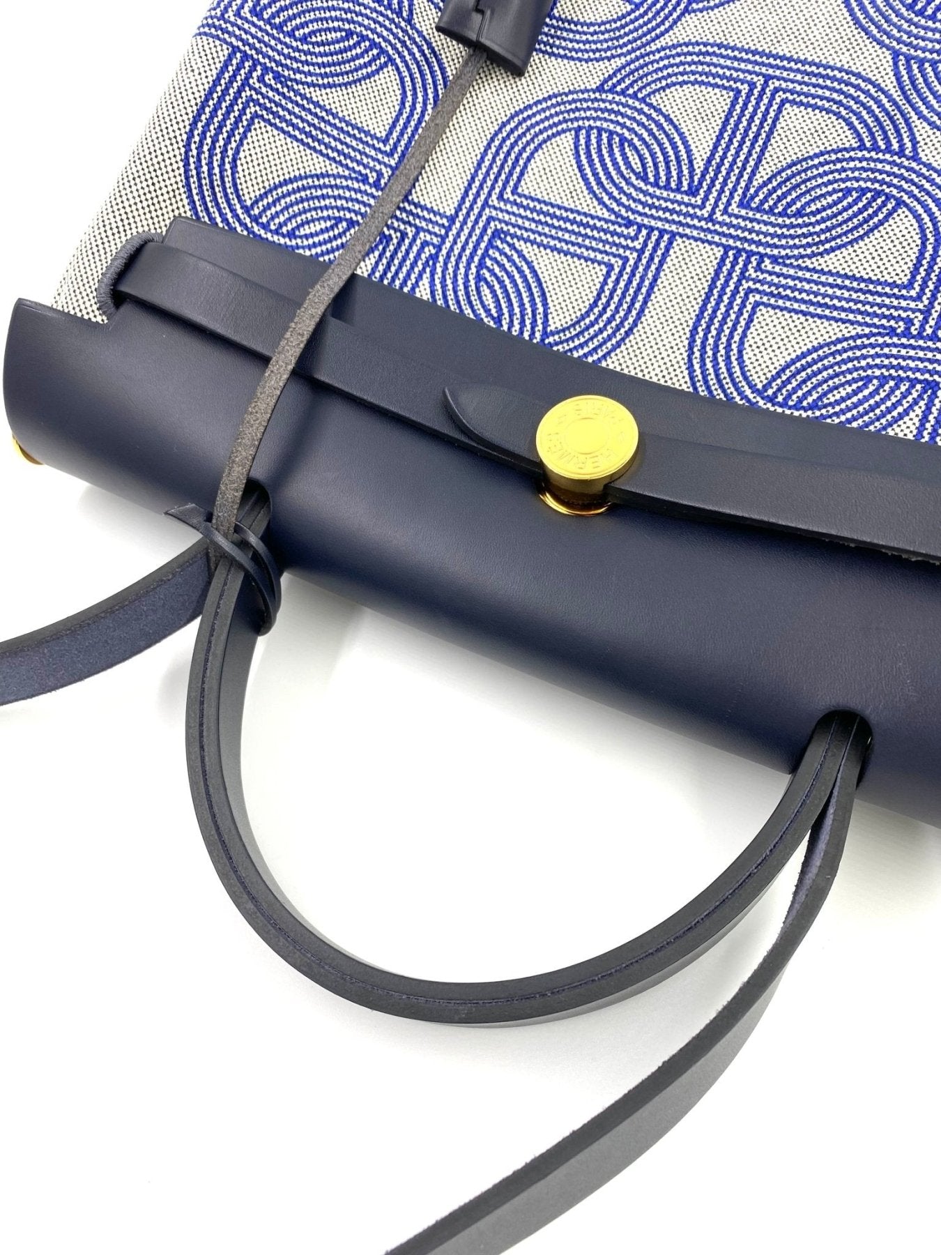 HERMES Herbag 31 Circuit in blau-weissem Canvas mit schwarzem Leder und goldfarbener Hardware, Detailansicht Verschluss