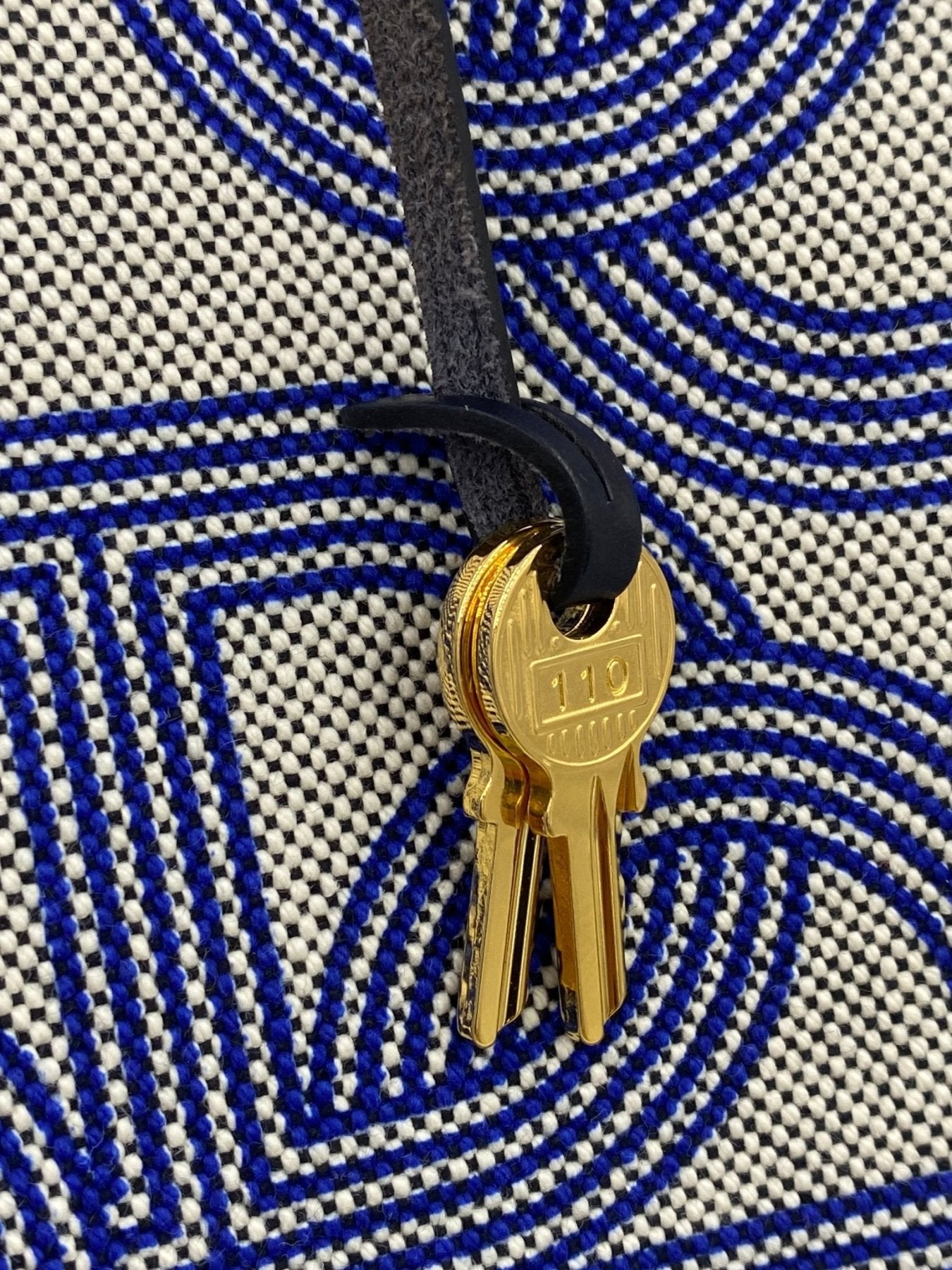 HERMES Herbag 31 Circuit Schluessel auf blau-weissem Stoffmuster mit goldenen Originalschlüsseln