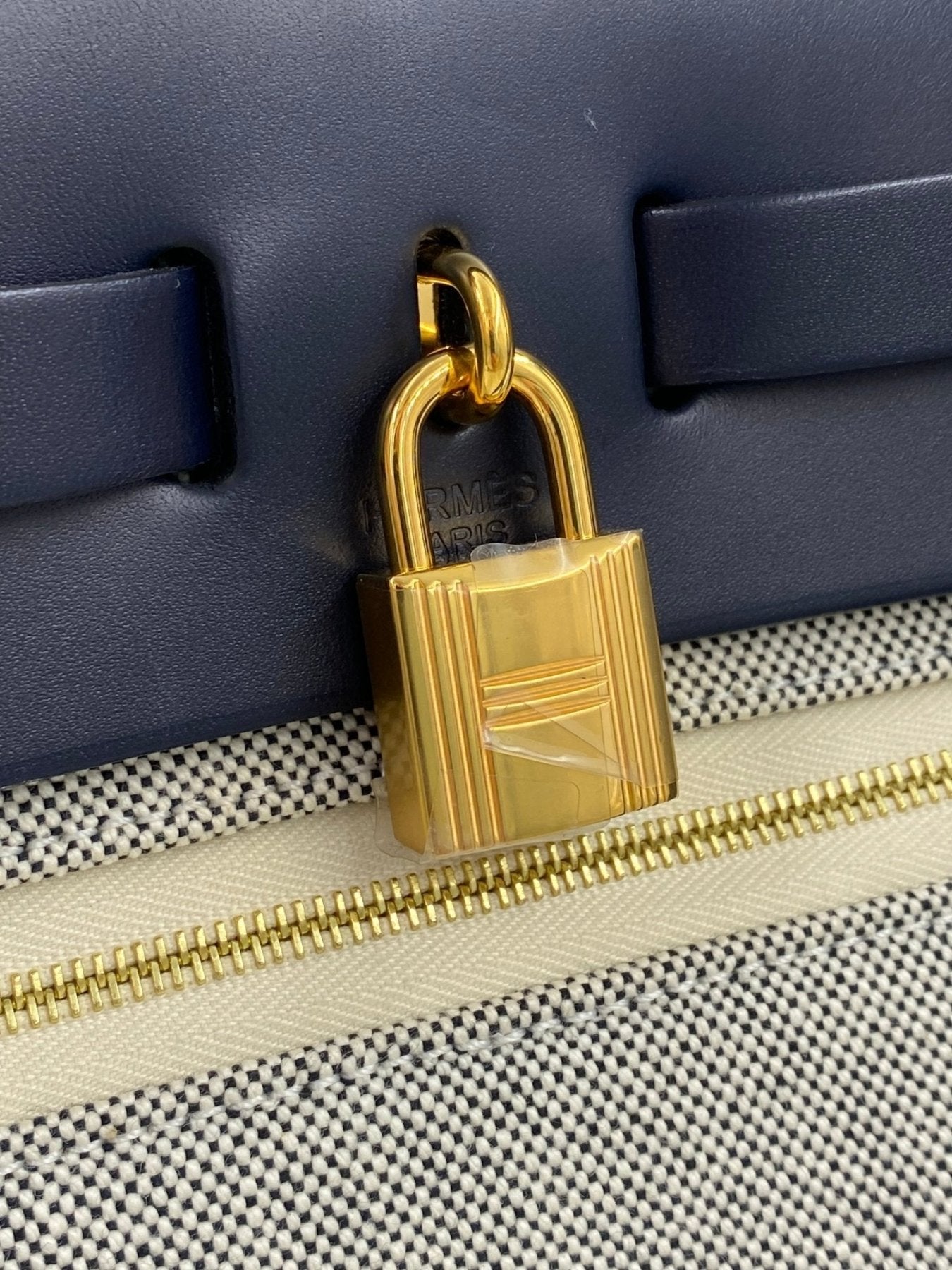 Hermes Herbag 31 Circuit mit goldenem Vorhängeschloss, marineblaues Leder und Canvas-Kombination, neuwertig