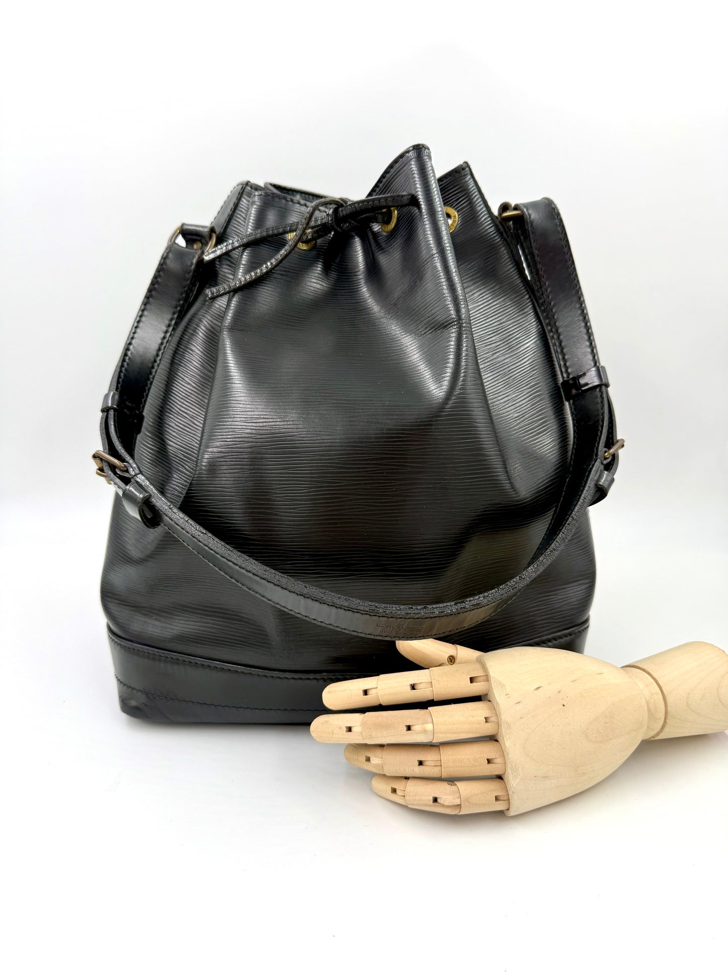 LOUIS VUITTON Noe grande Epi schwarz