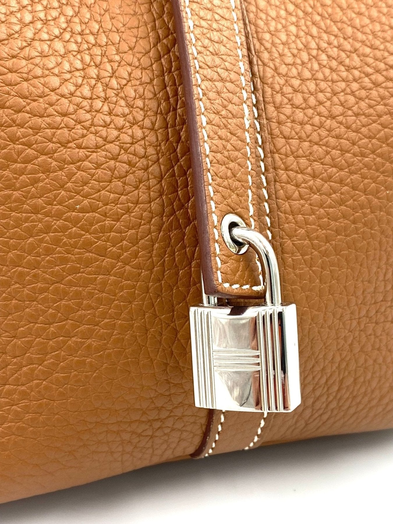 Hermes Picotin 22 Lock Handtasche in Gold Leder mit Palladium Schloss, Nahaufnahme der Lederstruktur und Details