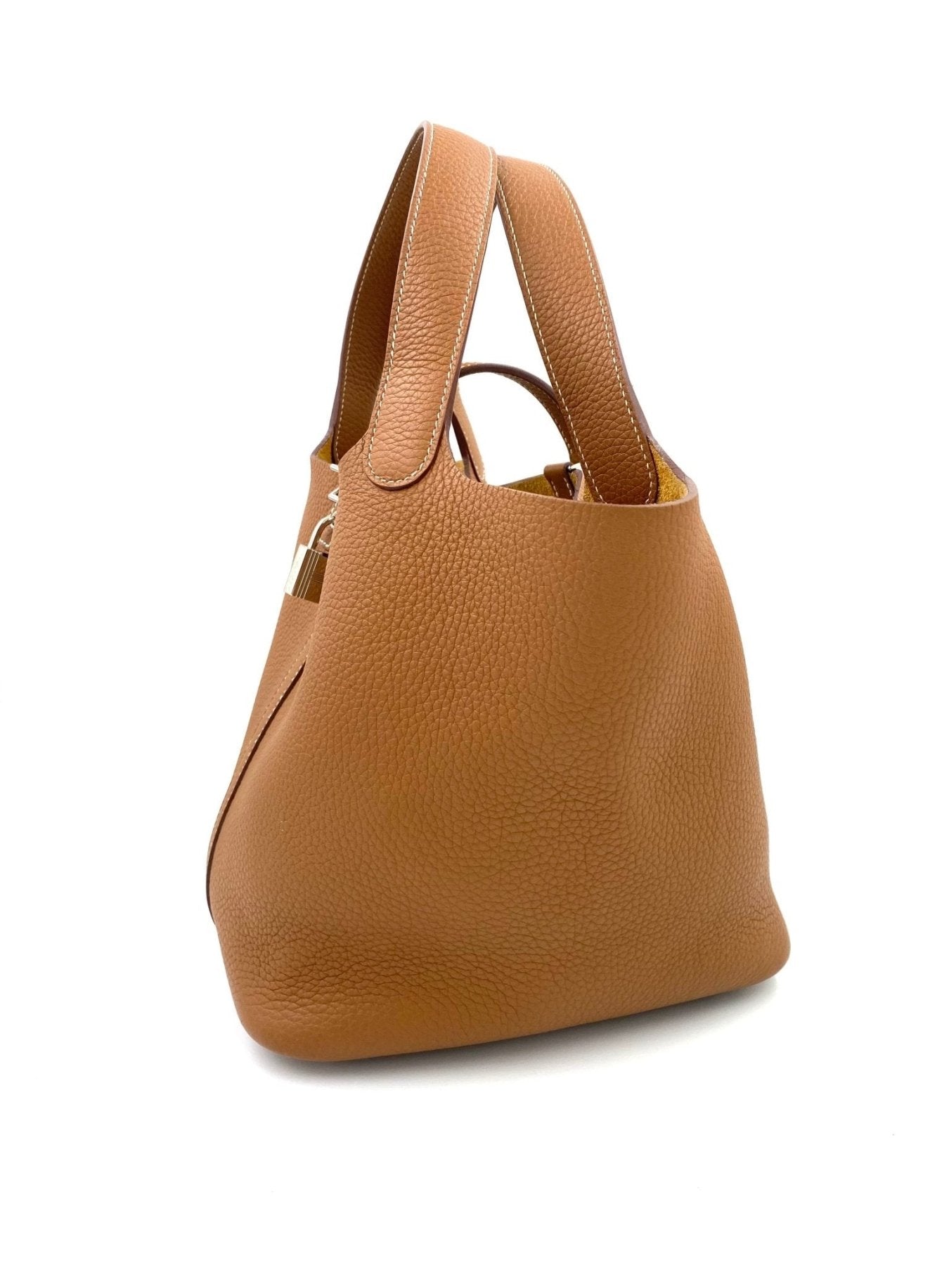 HERMES Picotin 22 Lock Handtasche in goldbraunem Clemence Leder mit Palladium Verschluss von der Seite fotografiert