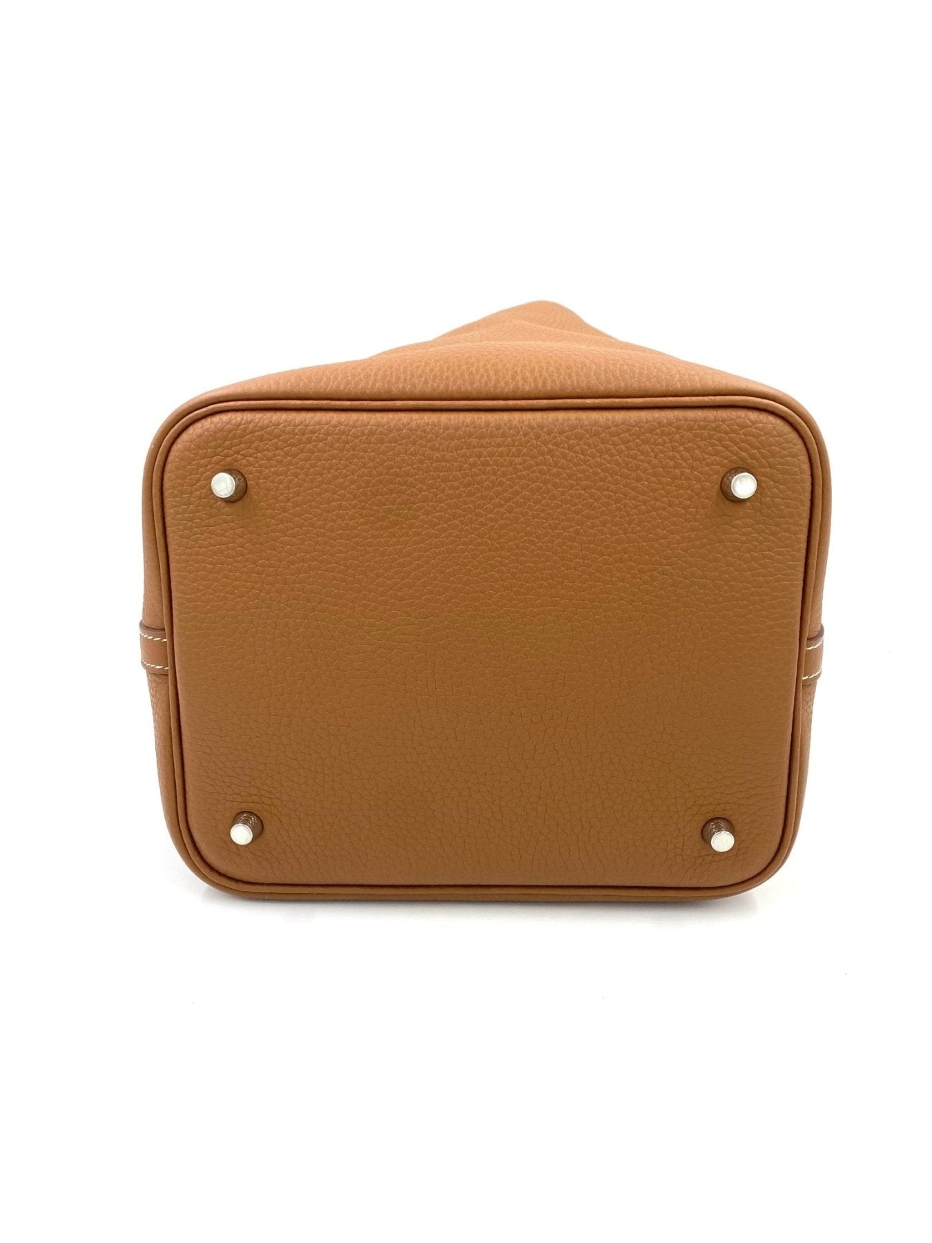 HERMES Picotin 22 Lock Gold Tasche in cognacfarbenem Clemence Leder, Bodenbild mit Metallfussen und Lederstruktur