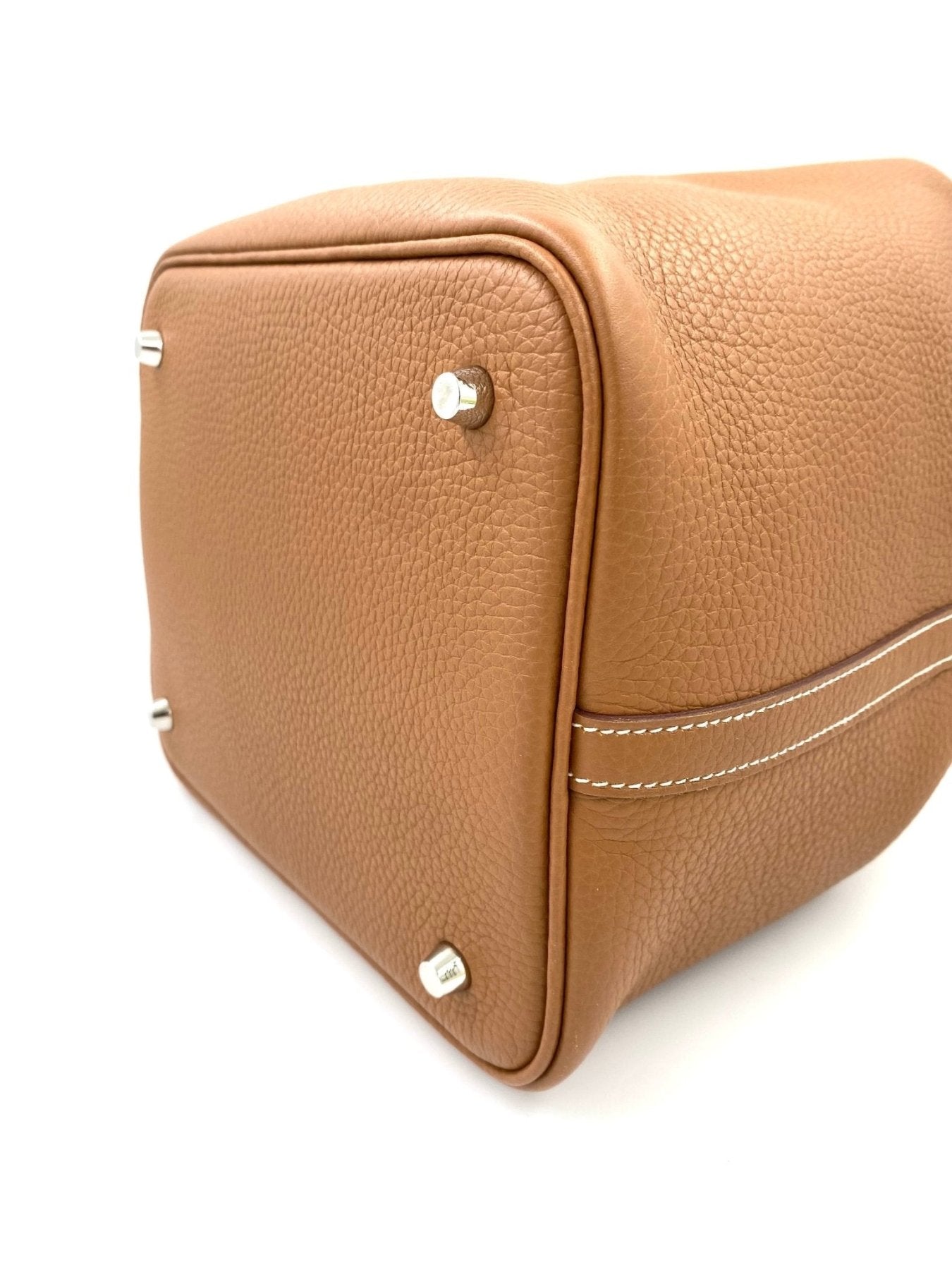 HERMES Picotin 22 Lock Handtasche in Gold aus Taurillon Clemence Leder mit Palladium Details, Nahaufnahme der Bodenecke