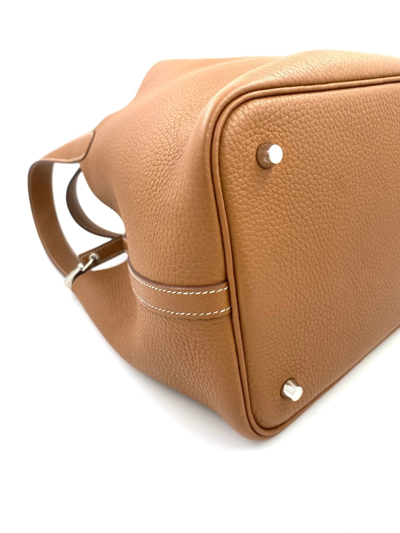 HERMES Picotin 22 Lock Handtasche in Gold aus Taurillon Clemence Leder mit Palladium Hardware, Detailansicht der Basis