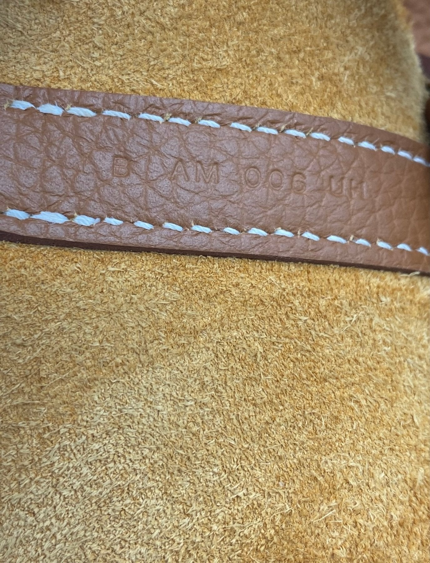 Hermes Picotin 22 Lock Gold Ledertasche mit braunem Lederriemen und weisser Naehte, Detail der Markenpraegung
