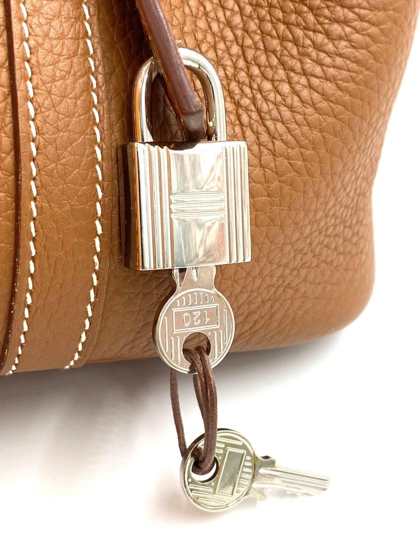 Hermes Picotin 22 Lock Handtasche in Gold aus Clemence Leder mit Palladium Schloss und Schluessel in Nahaufnahme