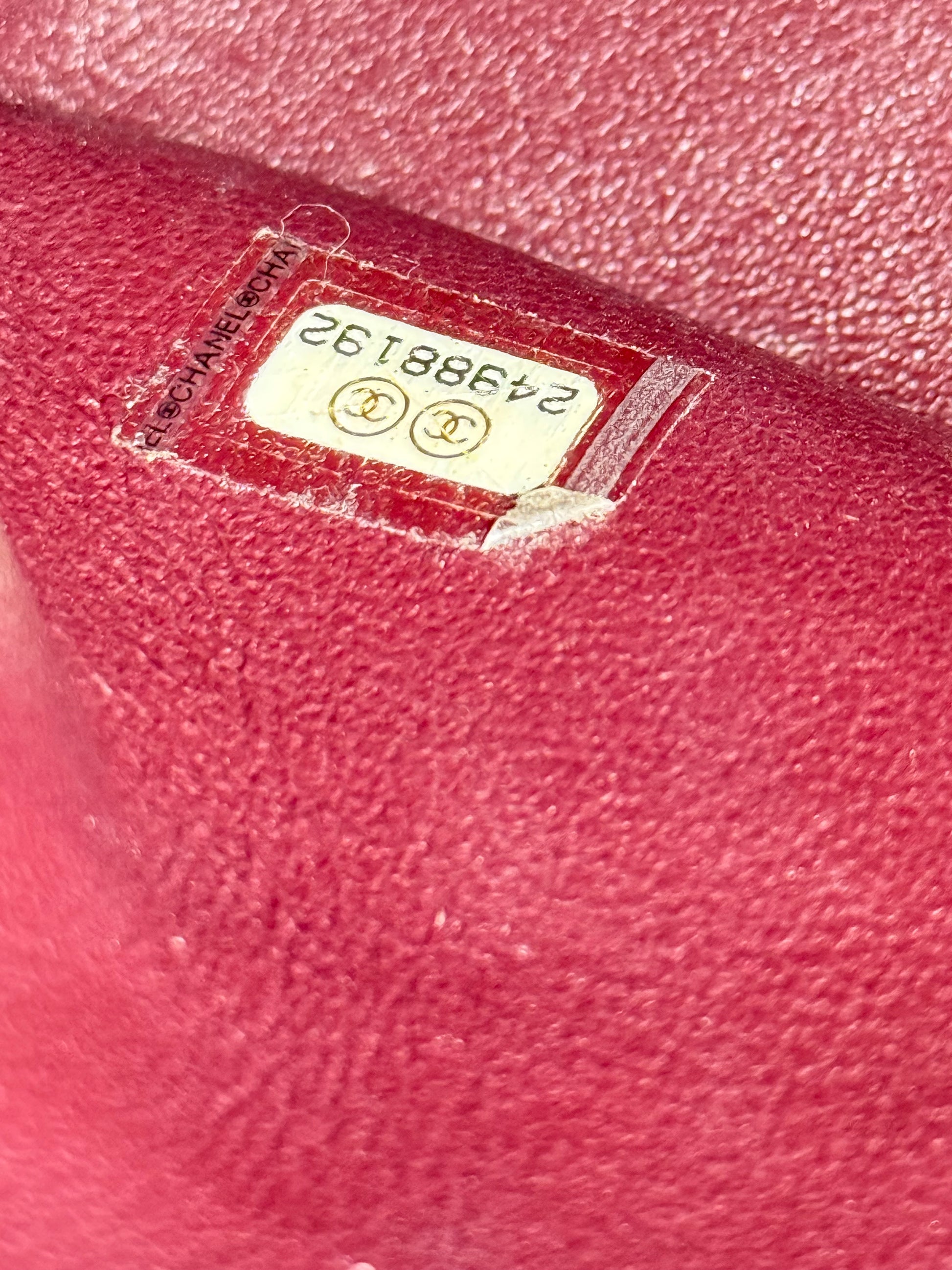 CHANEL Timeless Double Flap Maxi Caviar Seriennummer innen auf rotem Innenfutter mit Champagnerfarbe