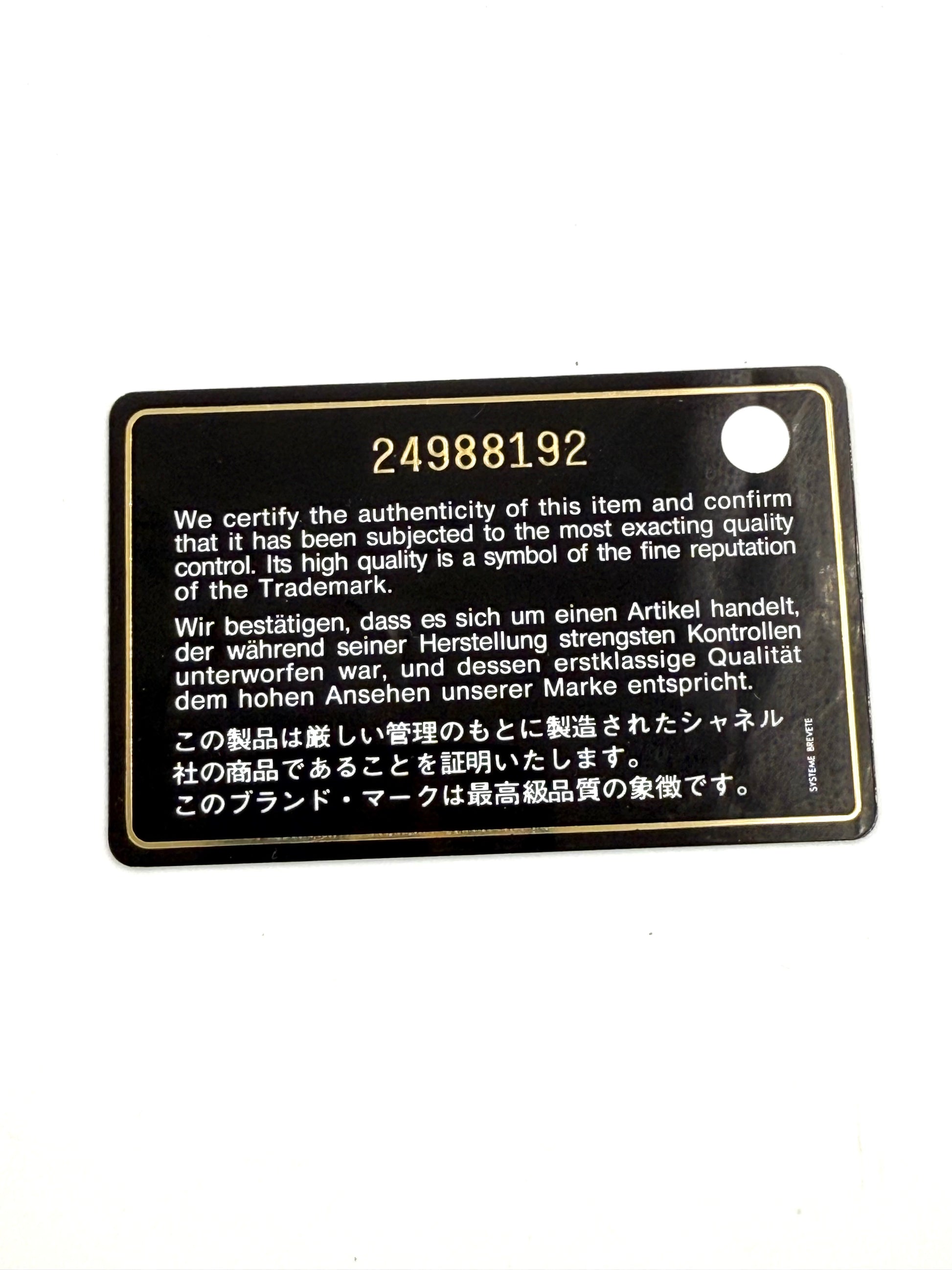 CHANEL Timeless Double Flap Maxi Caviar Echtheitszertifikat mit Seriennummer und Mehrsprachiger Text.