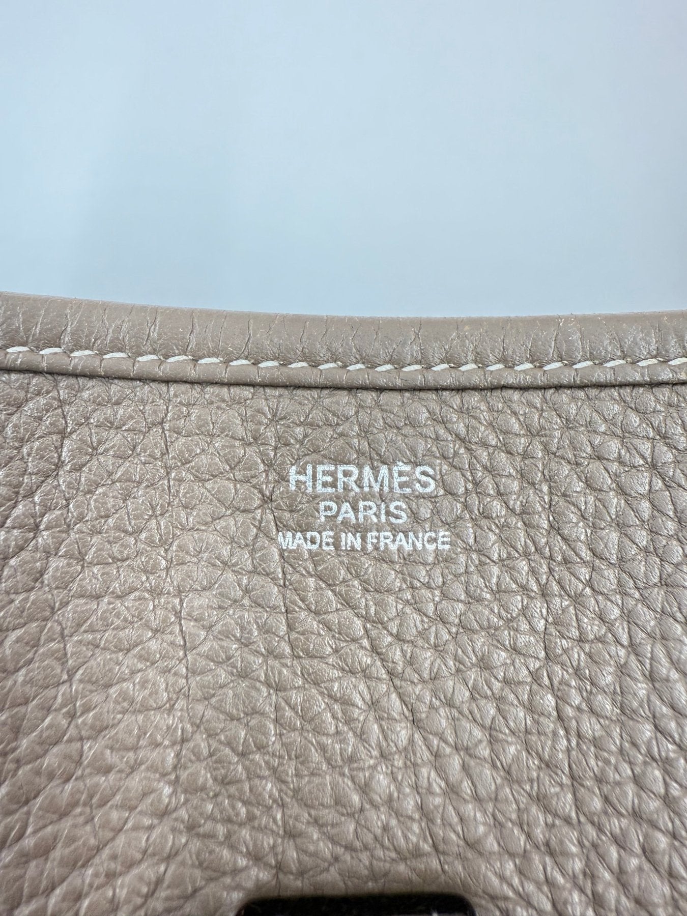 HERMÈS Evelyne 33 Etoupe - Clutch & Macarons - N im Quadrat; 2010 - Clutch & Macarons -