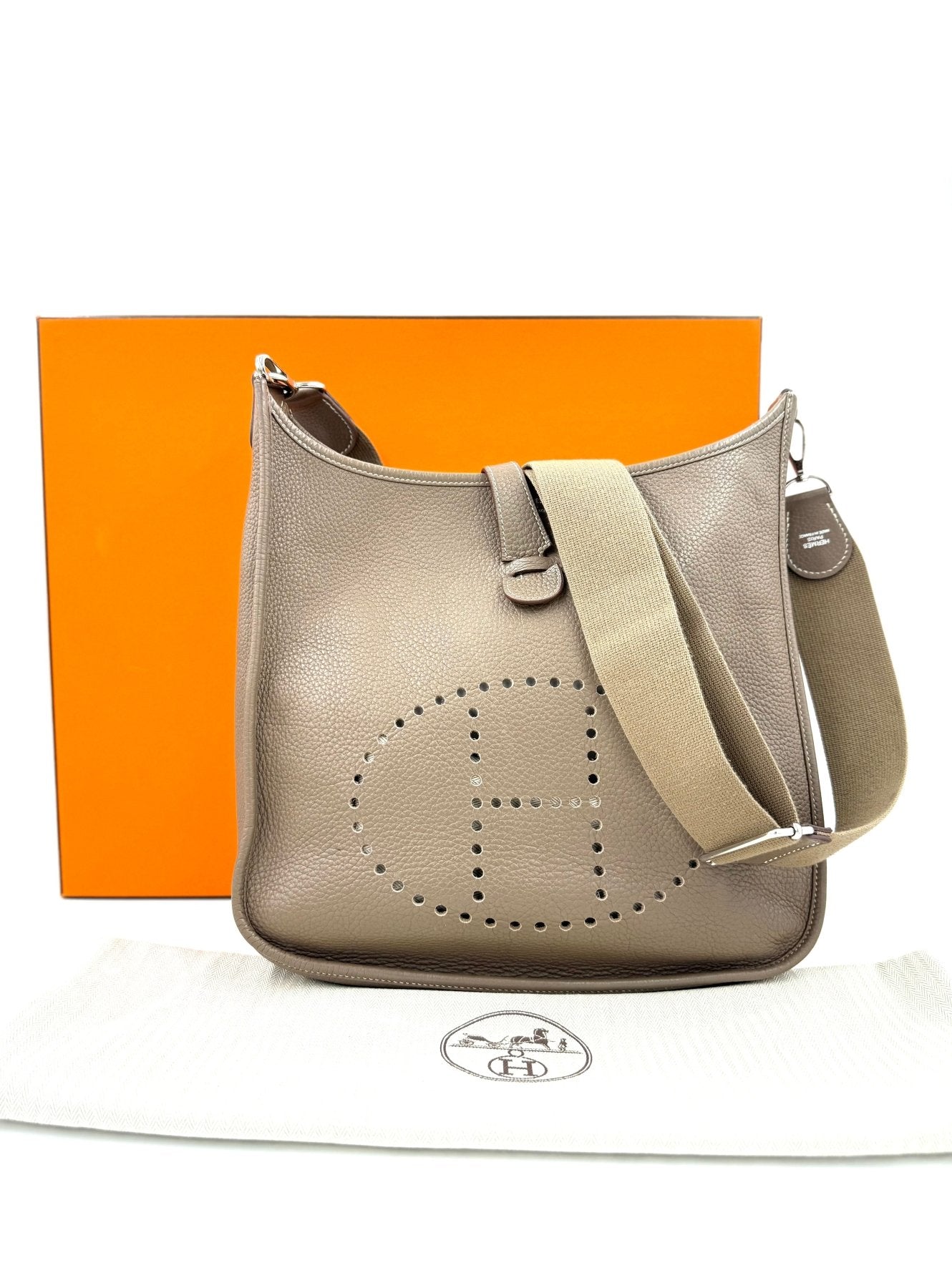HERMÈS Evelyne 33 Etoupe - Clutch & Macarons - N im Quadrat; 2010 - Clutch & Macarons -