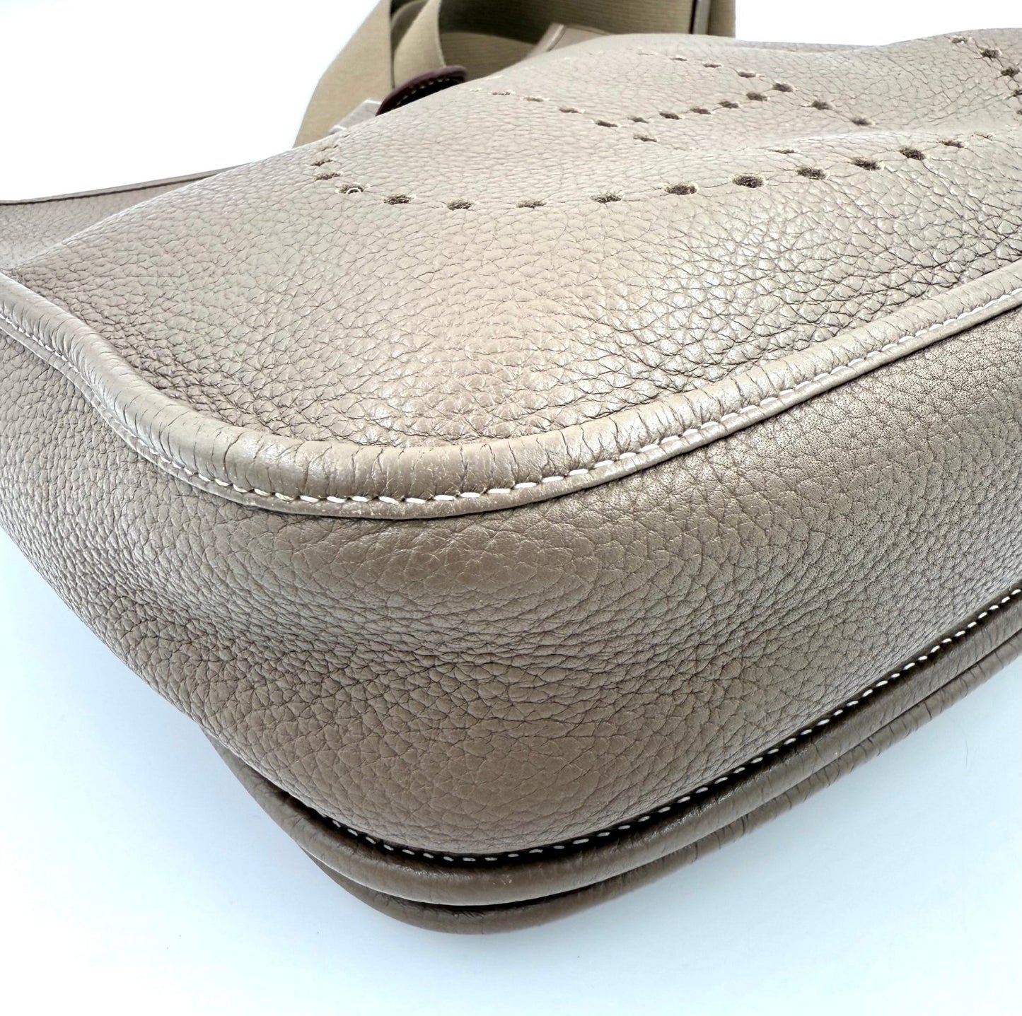 HERMÈS Evelyne 33 Etoupe - Clutch & Macarons - N im Quadrat; 2010 - Clutch & Macarons -