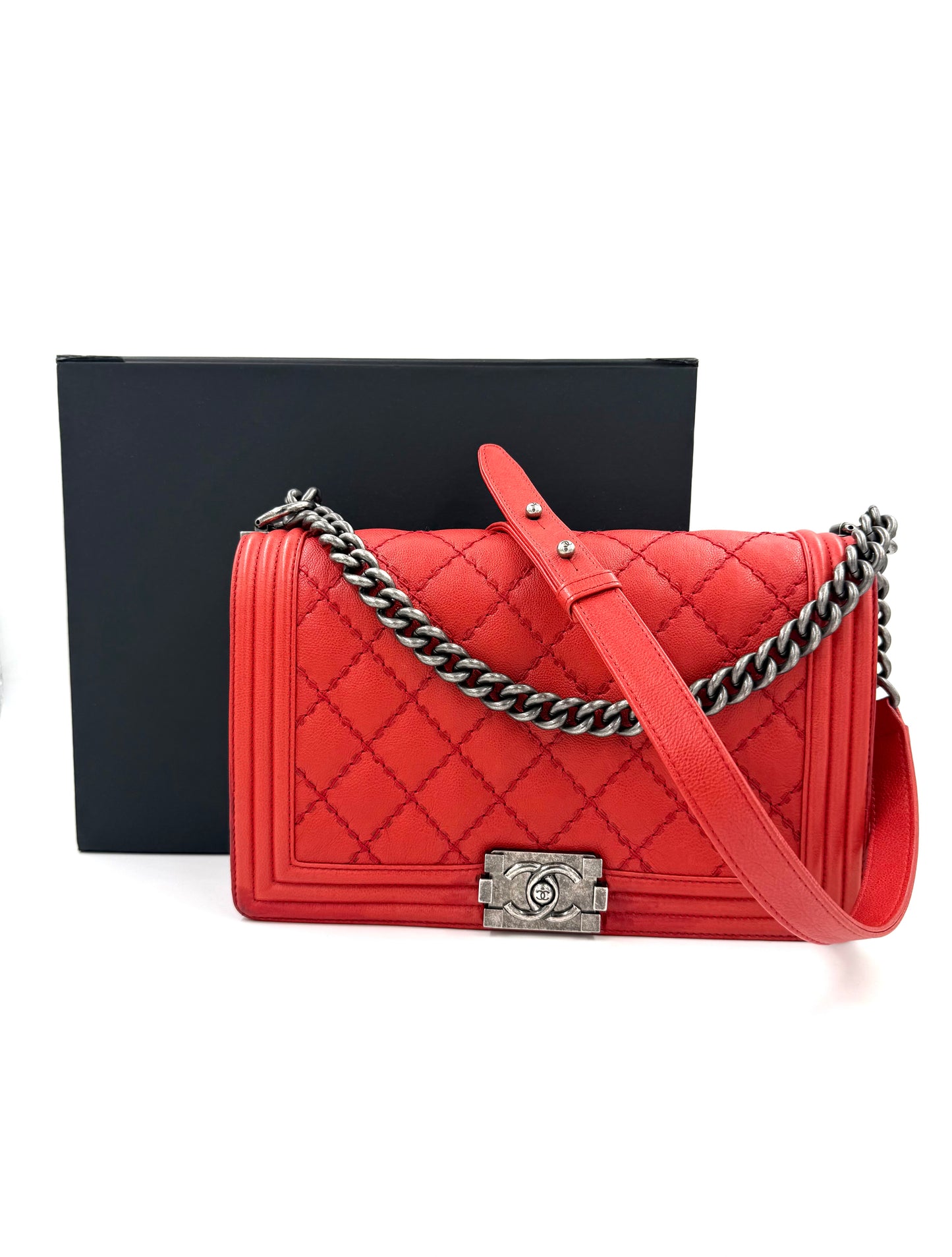 CHANEL Boy Bag medium Caviar rot SHW